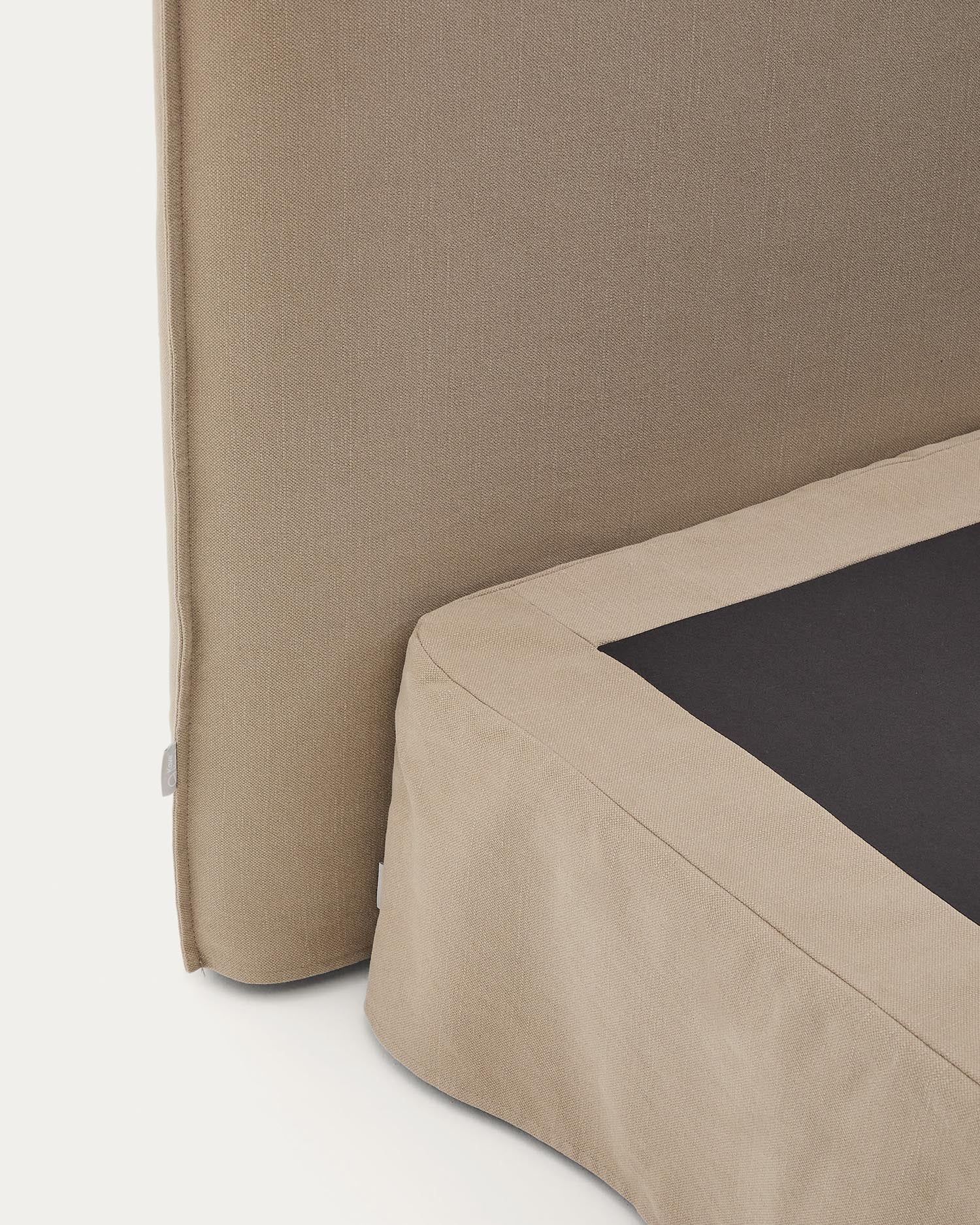 Elegantes Bett Jaira in Taupe mit abnehmbarem Bezug aus Leinen und Baumwolle, perfekt für 160x200 cm Matratzen – für stilvollen Schlafkomfort.
