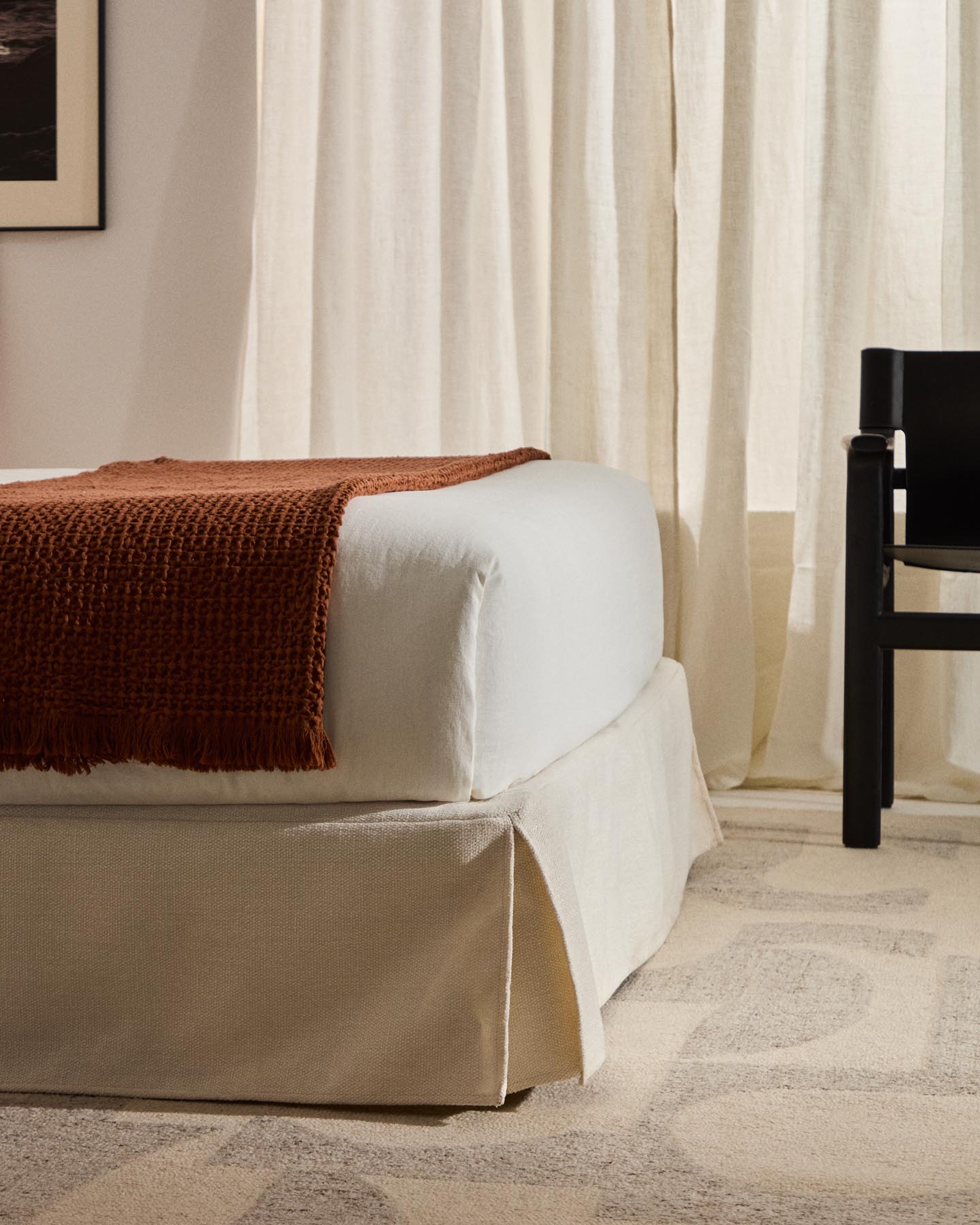 Abziehbares Bett Jaira in weißer Chenille für Matratzengröße 180 x 200 cm, FSC Mix Credit in präsentiert im Onlineshop von KAQTU Design AG. Bett ist von Kave Home