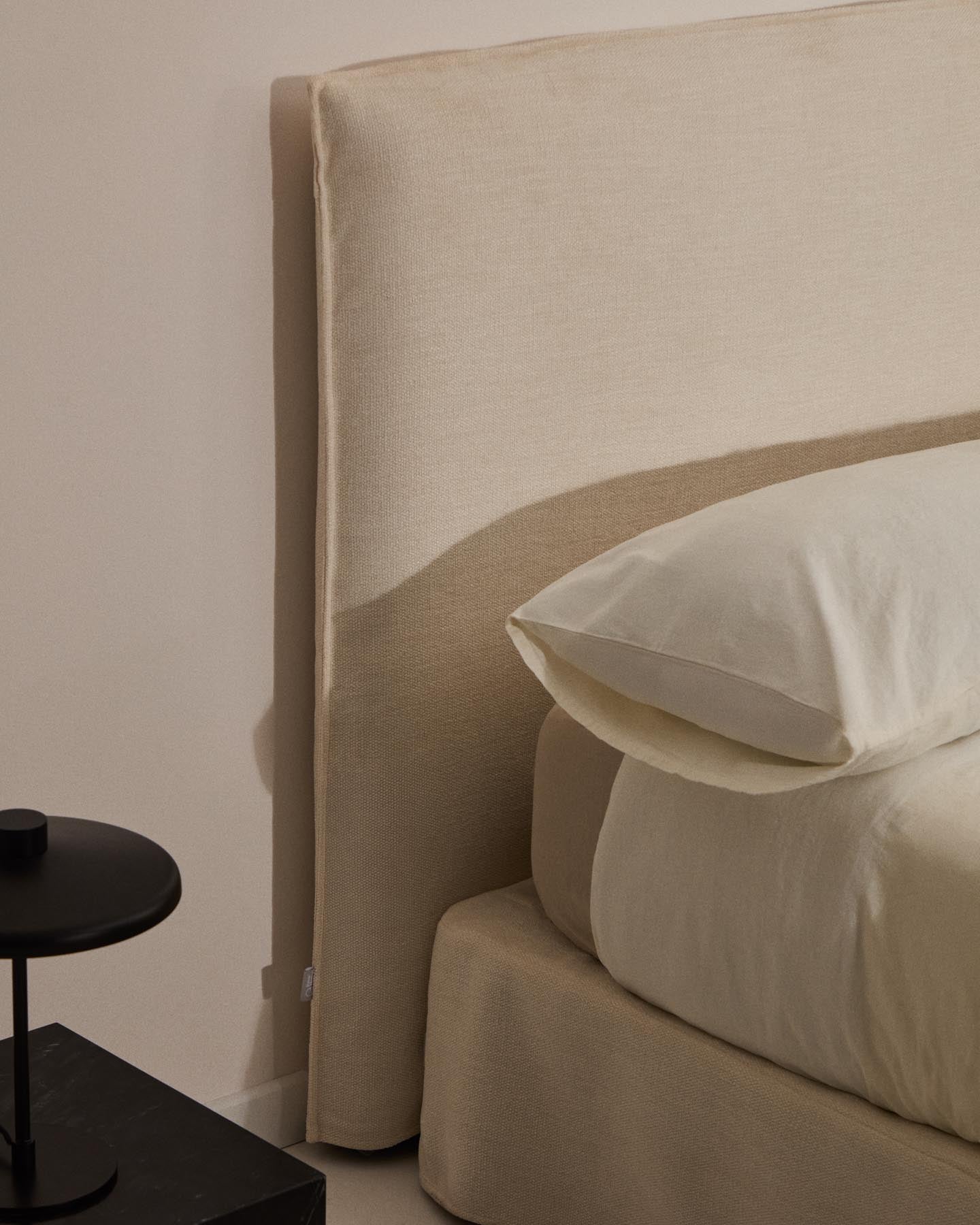Abziehbares Bettkopfteil Jaira in weißer Chenille für Betten bis 160 cm, FSC Mix Credit in präsentiert im Onlineshop von KAQTU Design AG. Zubehör Bett ist von Kave Home