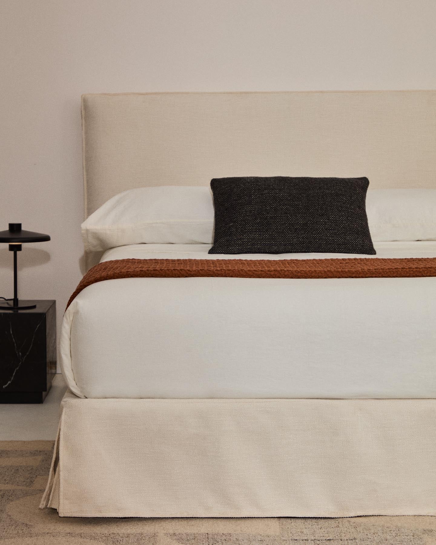 Abziehbares Bettkopfteil Jaira in weißer Chenille für Betten bis 180 cm, FSC Mix Credit in präsentiert im Onlineshop von KAQTU Design AG. Zubehör Bett ist von Kave Home