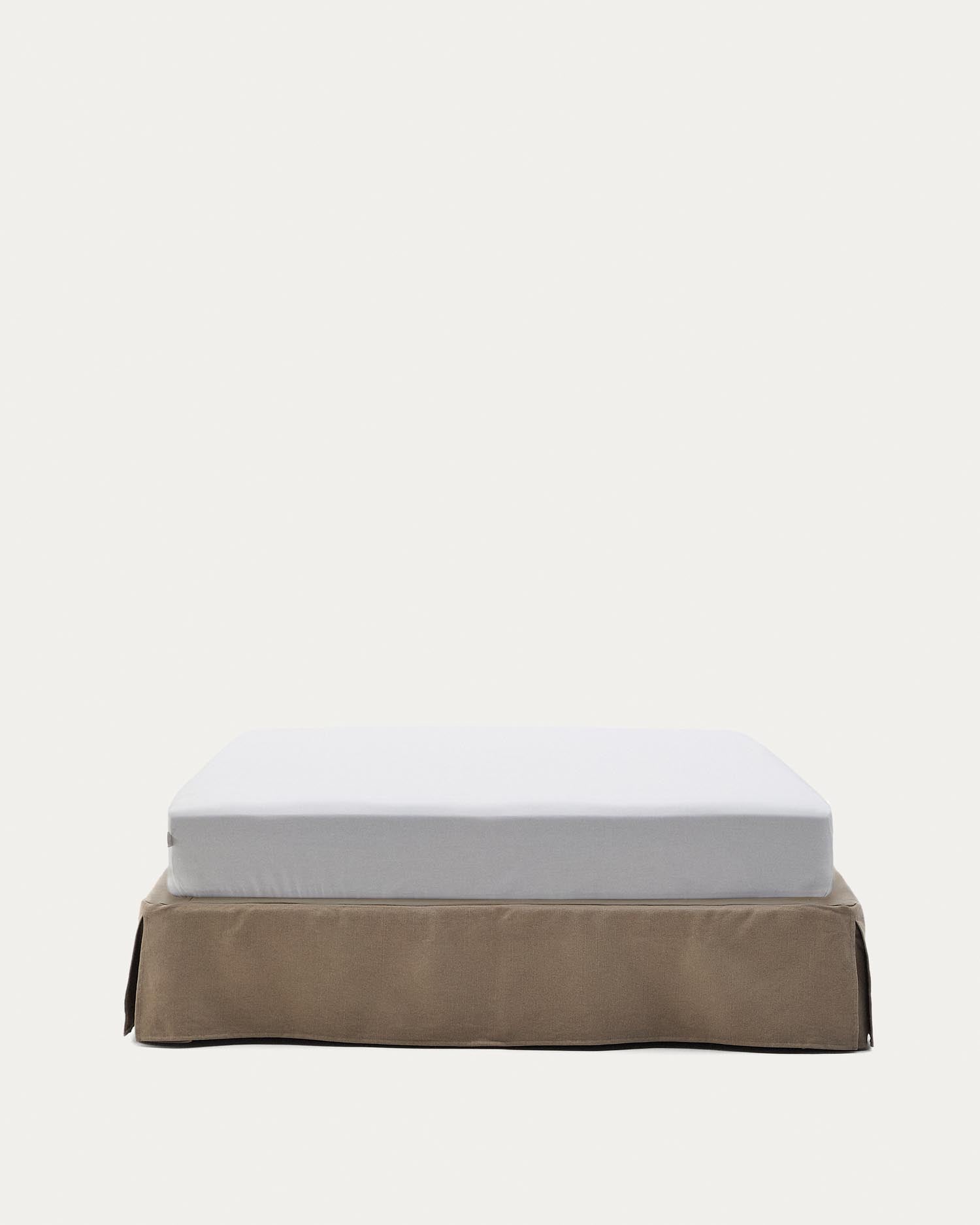 Bettgestell mit abnehmbarem Bezug Jaira aus Leinen und Baumwolle taupe für eine Matratze von 150 x 190 cm   in Taupe präsentiert im Onlineshop von KAQTU Design AG. Bett ist von Kave Home