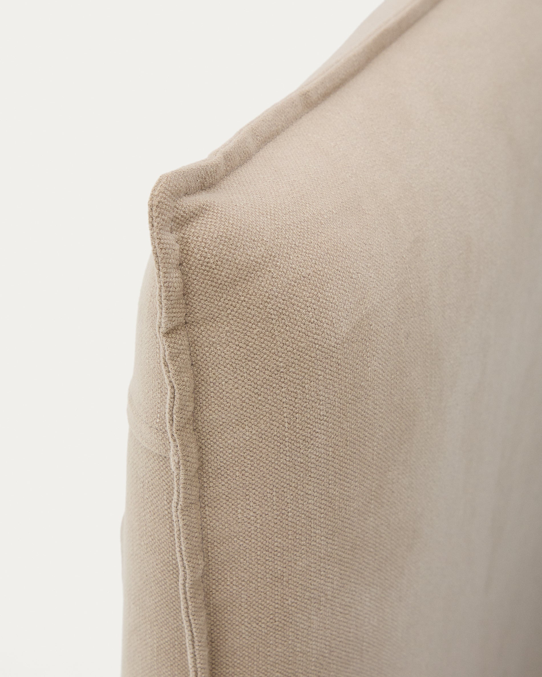 Eleganter Bezug für das Bettgestell Jaira in taupe, gefertigt aus hochwertigem Leinen und Baumwolle, passend für Matratzen 160 x 200 cm.