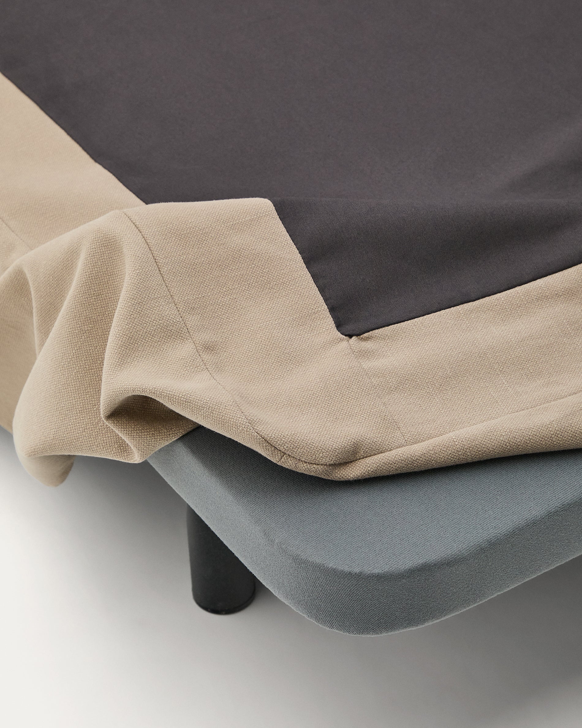 Stylischer Bettgestellbezug Jaira in taupe, aus feinem Leinen und Baumwolle, ideal für Matratzen der Größe 160 x 200 cm.