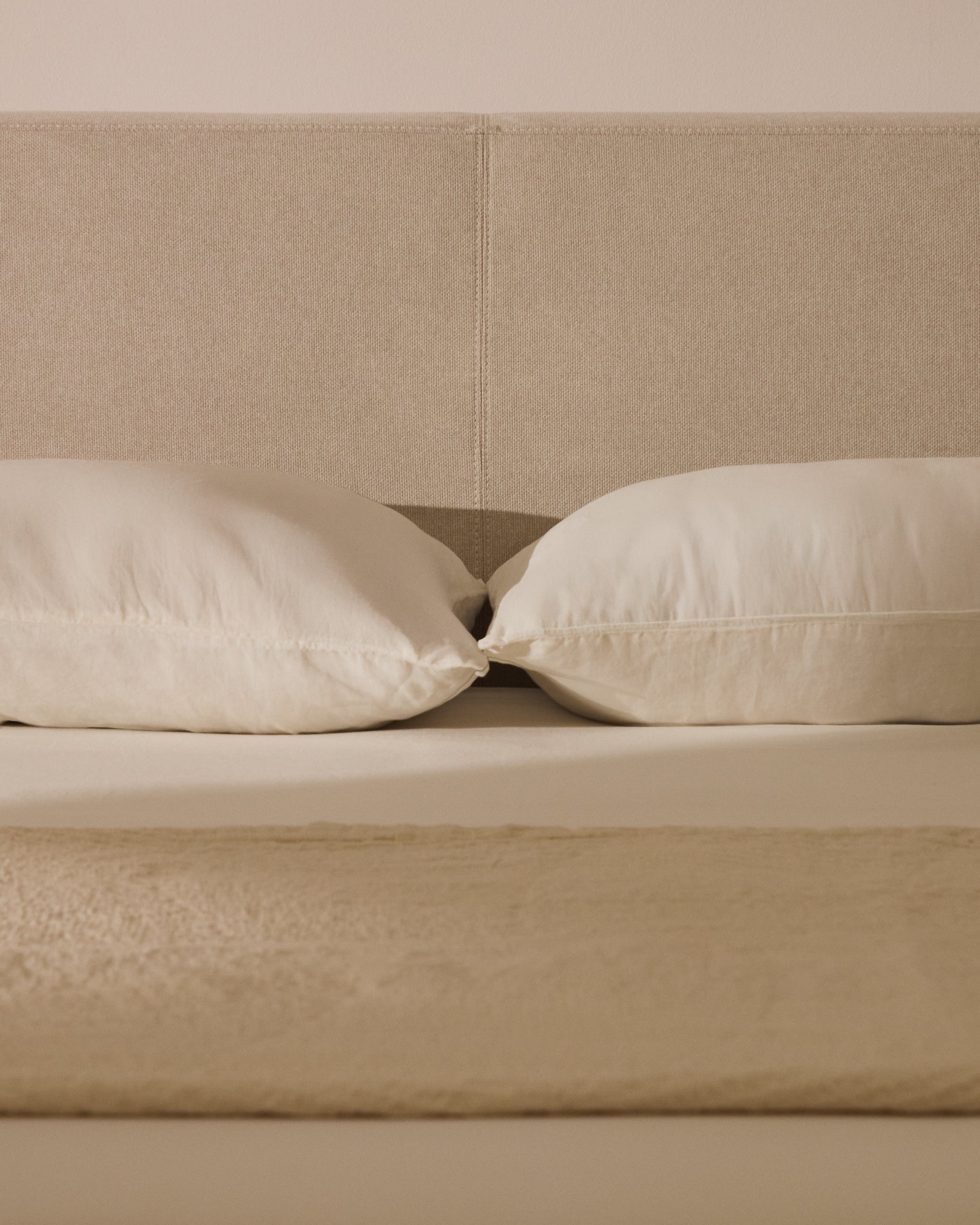 Elegantes, abziehbares Kopfteil Blok in Ecru für Betten bis 160 cm, ideal für ein modernes und gemütliches Schlafzimmerdesign.