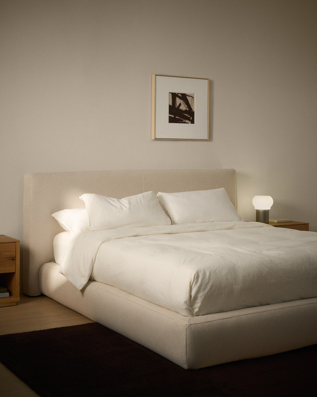 Foto eines Betts Blok in Ecru mit aufklappbarem Bettkasten, Rahmen aus Holz und Stahl, Masse 205x230x100 cm.