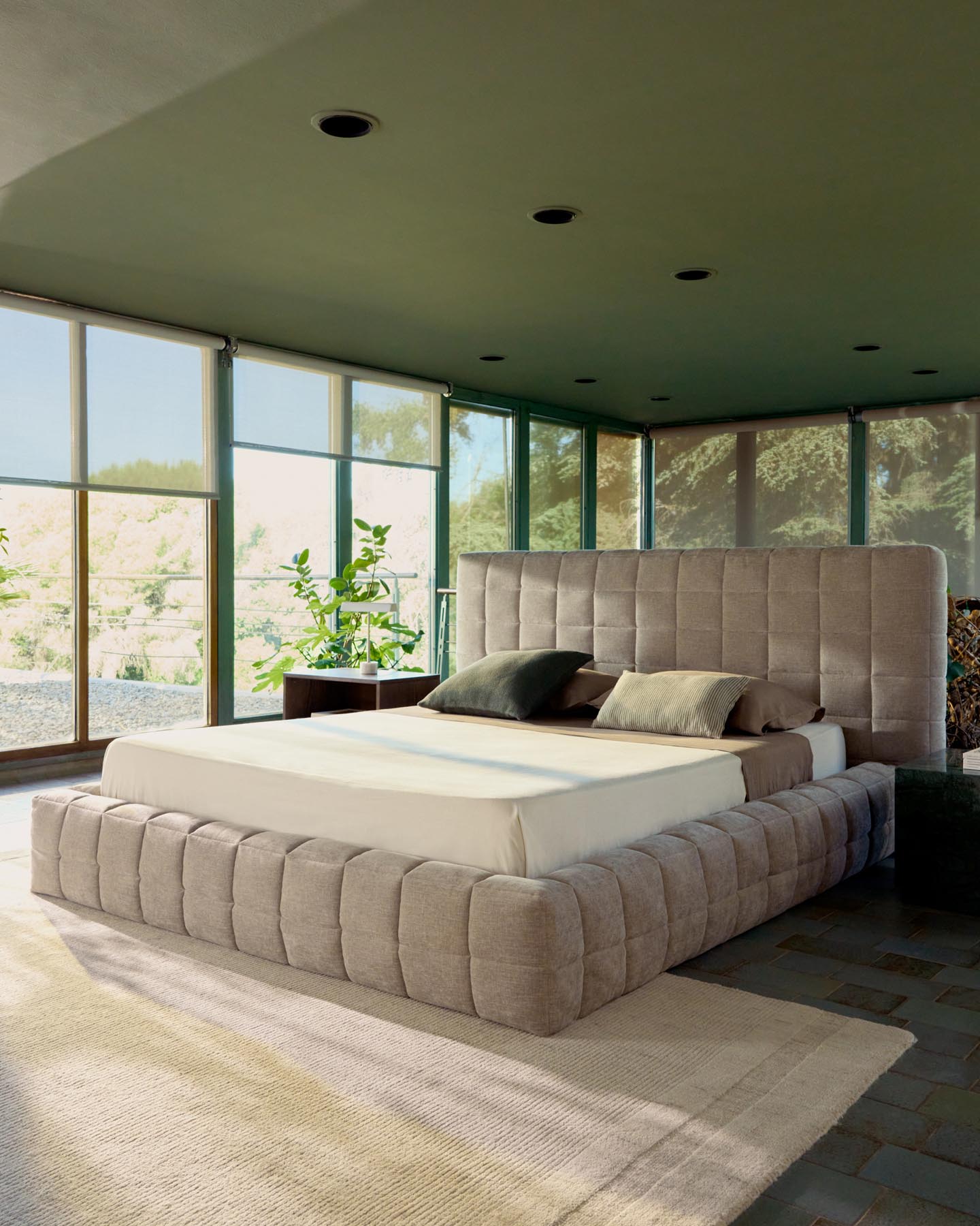 Abziehbares Bett Luiana aus beigefarbener Chenille für Matratzengrösse 160 x 200 cm in Beige präsentiert im Onlineshop von KAQTU Design AG. Bett ist von Kave Home