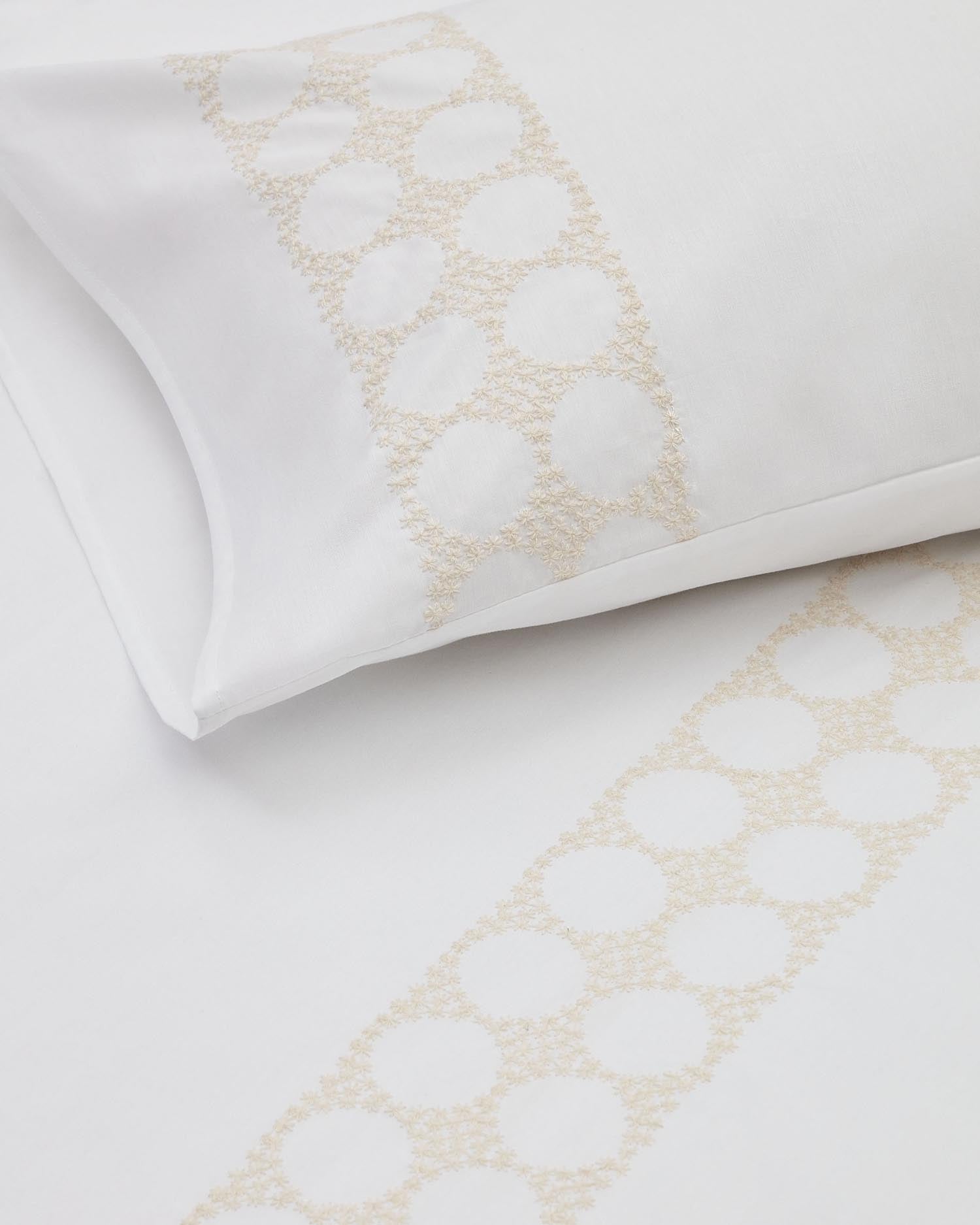 Stilvolles Teia Set von Kave Home: Hochwertiger Baumwollperkal mit zartem Blumenmotiv, ideal für nachhaltigen Komfort im Schlafzimmer.