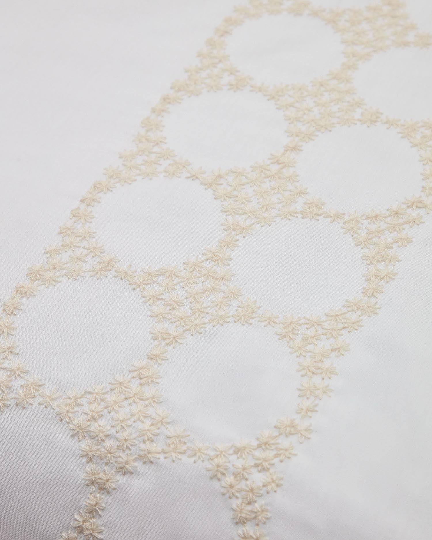 Elegantes Teia Set von Kave Home: Weicher Baumwollperkal mit feinem Blumenstick, perfekt für stilvolle und nachhaltige Schlafräume.