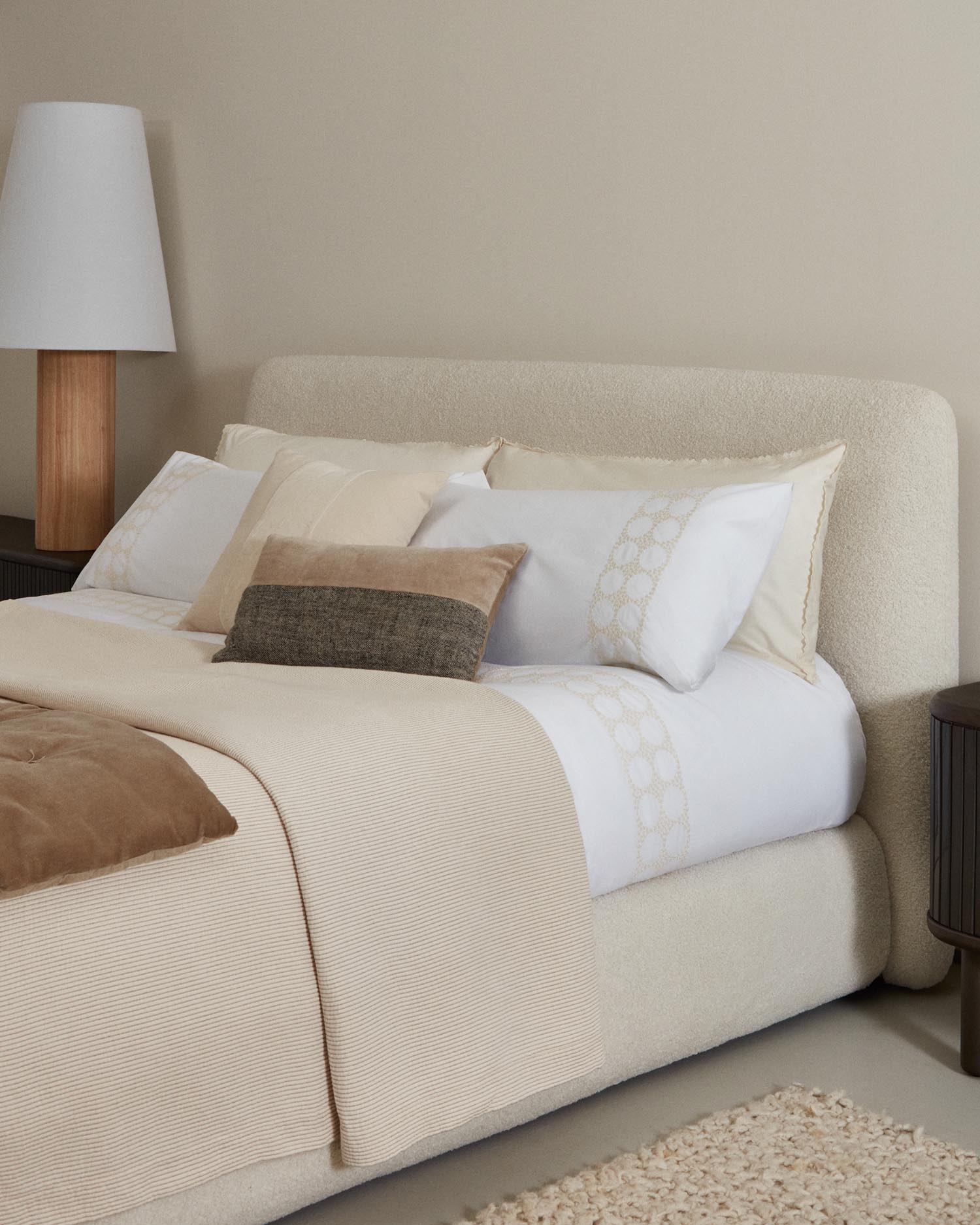 Entdecken Sie das Teia Set von Kave Home: Hochwertiger Bettdeckenbezug und Kissenhülle aus atmungsaktivem Baumwollperkal mit elegantem Blumenmotiv, 135x200cm.