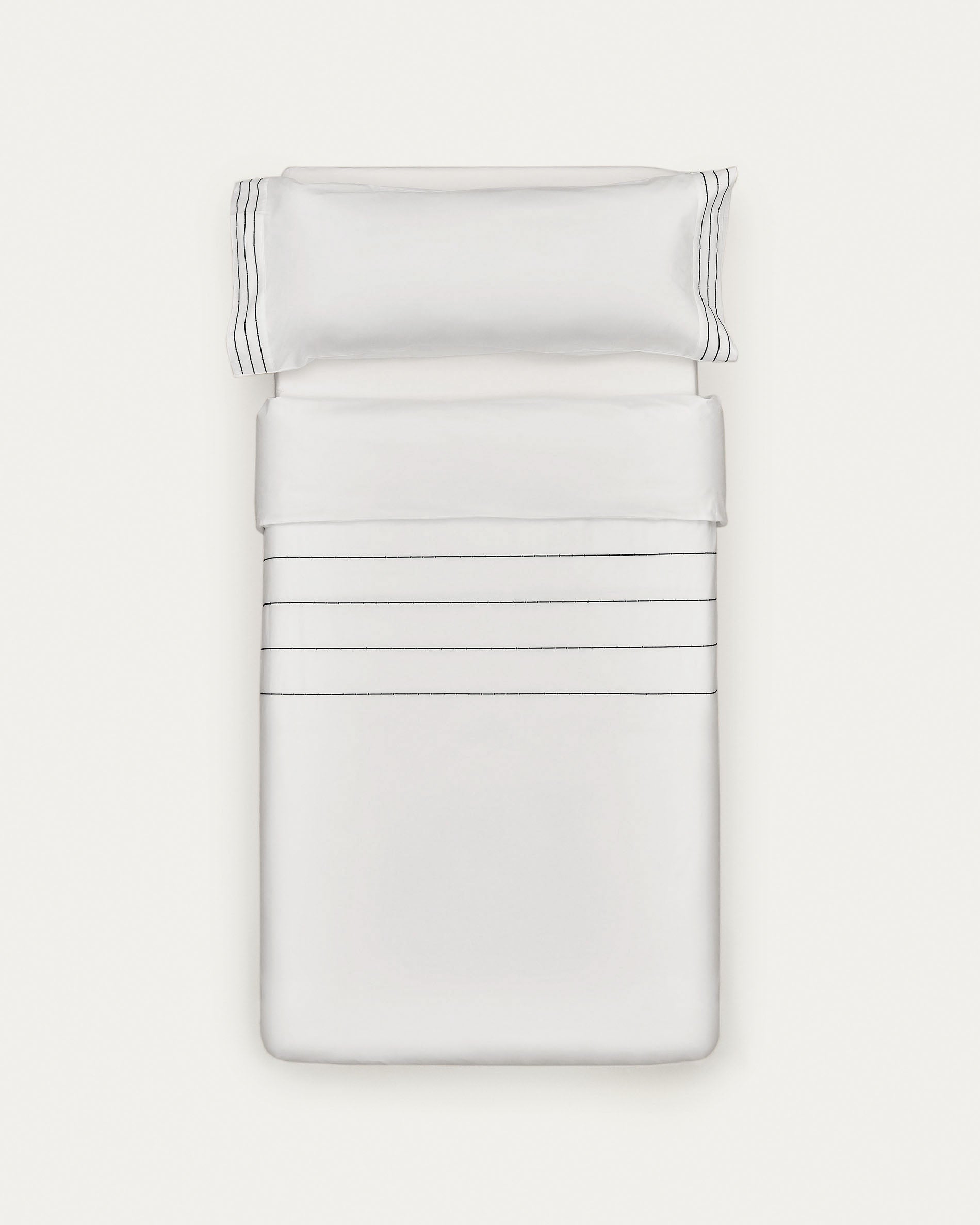 Elegantes Cintia Set: Baumwollperkal mit gestickten Streifen, 90x190 cm, für stilvollen Schlafkomfort.