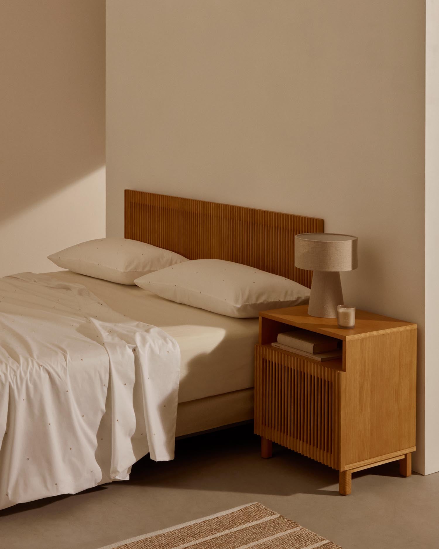 Hochwertige Sontag Bettwäsche von Kave Home: Baumwollperkal mit feiner Stickerei, perfekt für 150 cm Betten. Stilvoll, langlebig und hypoallergen.