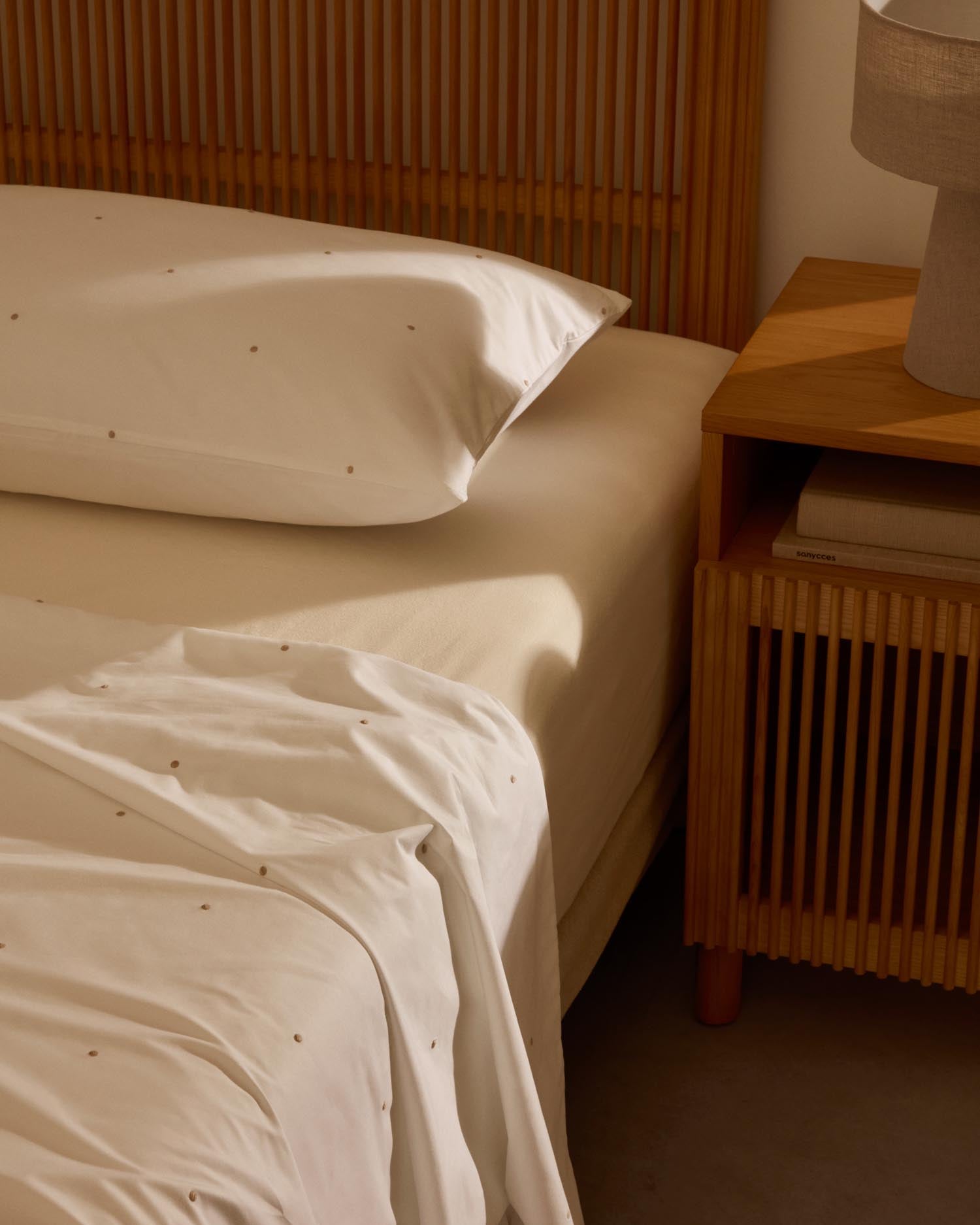 Elegante Bettwäsche aus Baumwollperkal mit feiner Stickerei, ideal für 180 cm Betten. Luxuriös, atmungsaktiv und pflegeleicht.