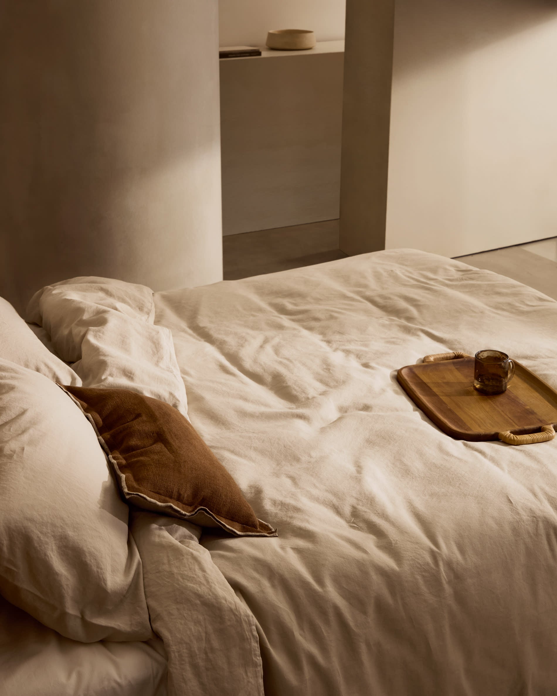 Elegante graue Bettwäsche aus Baumwolle und Leinen für 90 cm Betten, vereint Stil und Komfort von Kave Home.