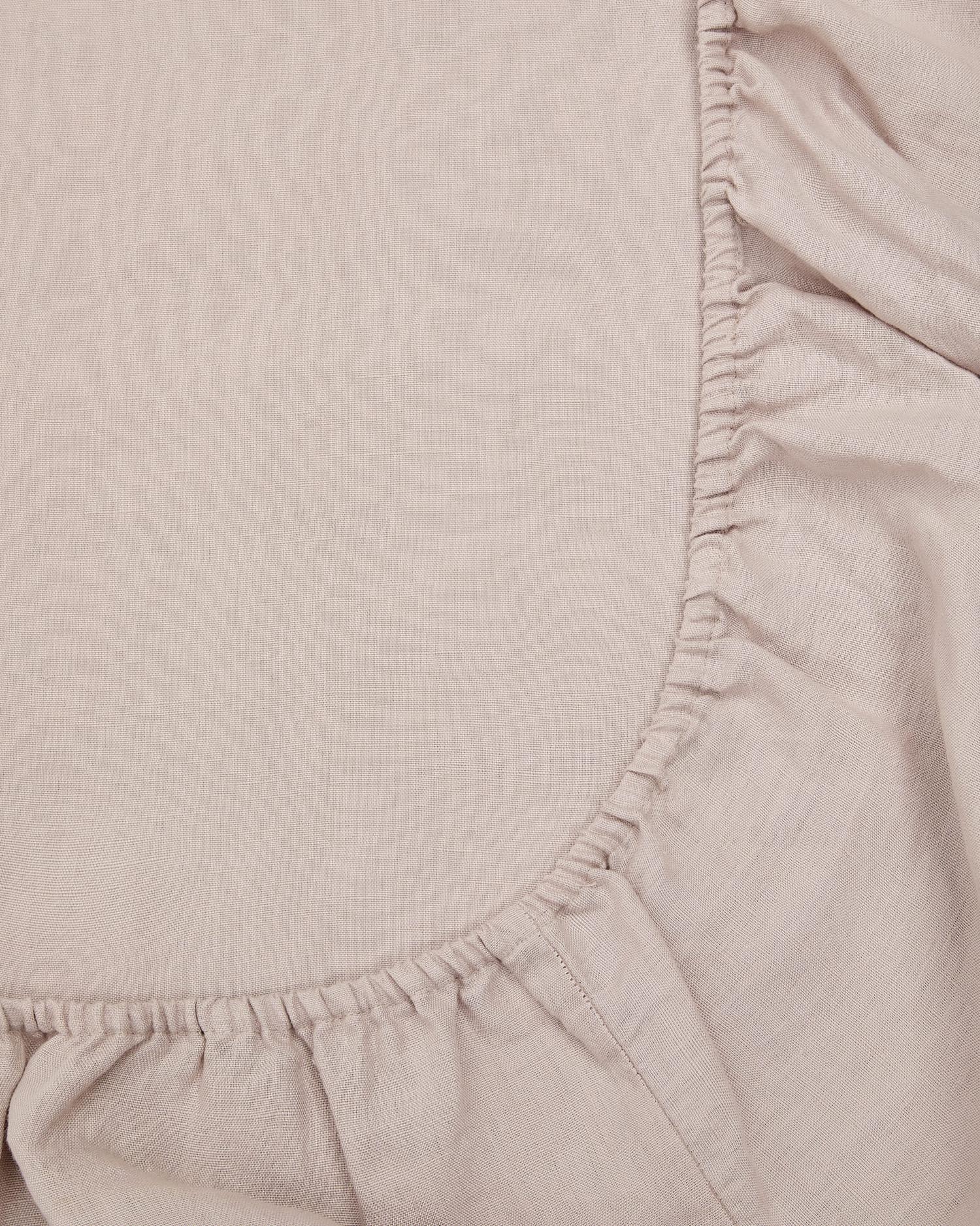 Elegantes Spannbettlaken Simmel in Grau, gefertigt aus atmungsaktiver Baumwolle und Leinen. Perfekt für Betten mit 150 cm Breite.