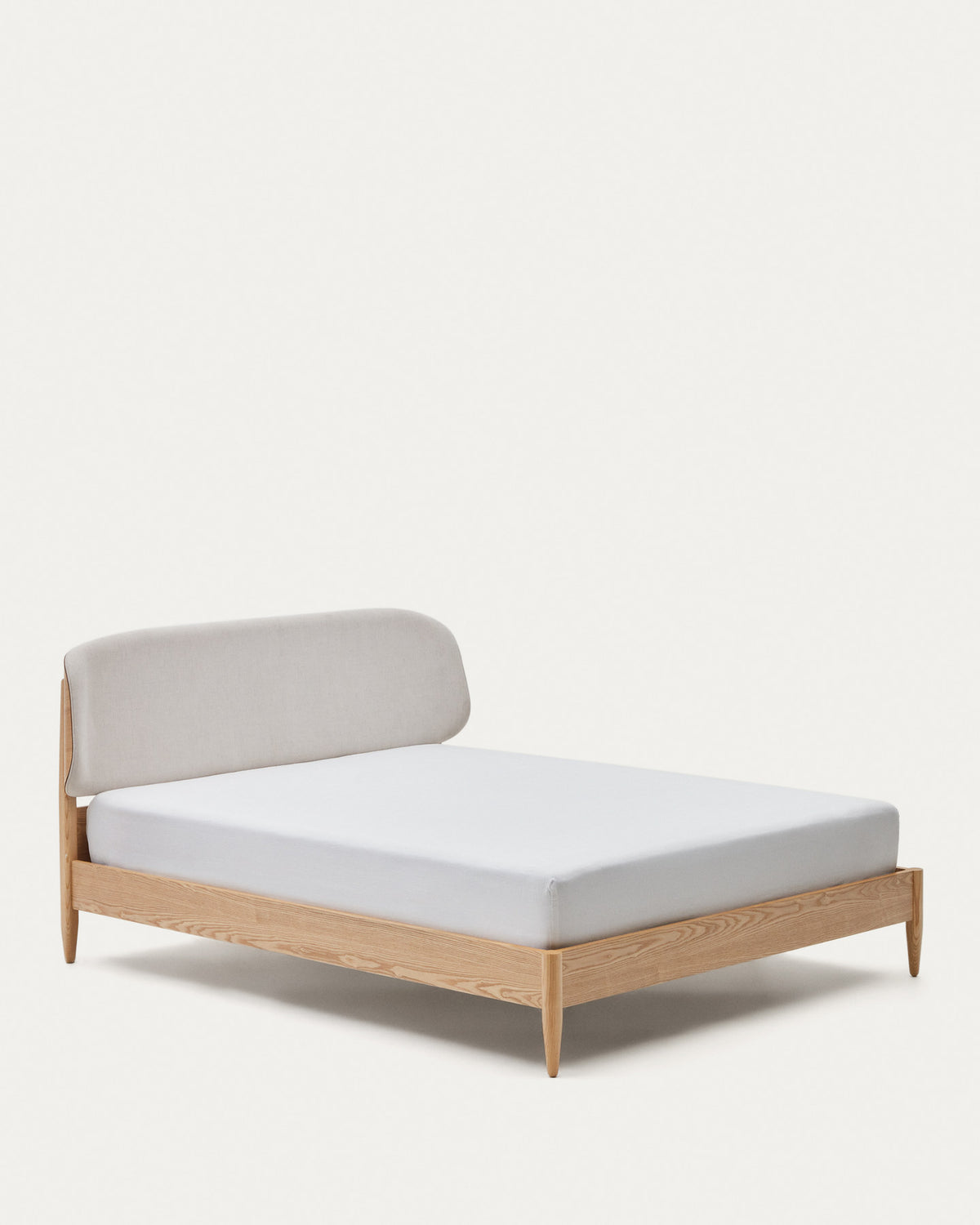 Octavia Bett aus Eschenfurnier und weiss gepolstertem Bettkopfteil FSC Mix Credit 180 x 200 cm in Beige, Natur präsentiert im Onlineshop von KAQTU Design AG. Bett ist von Kave Home