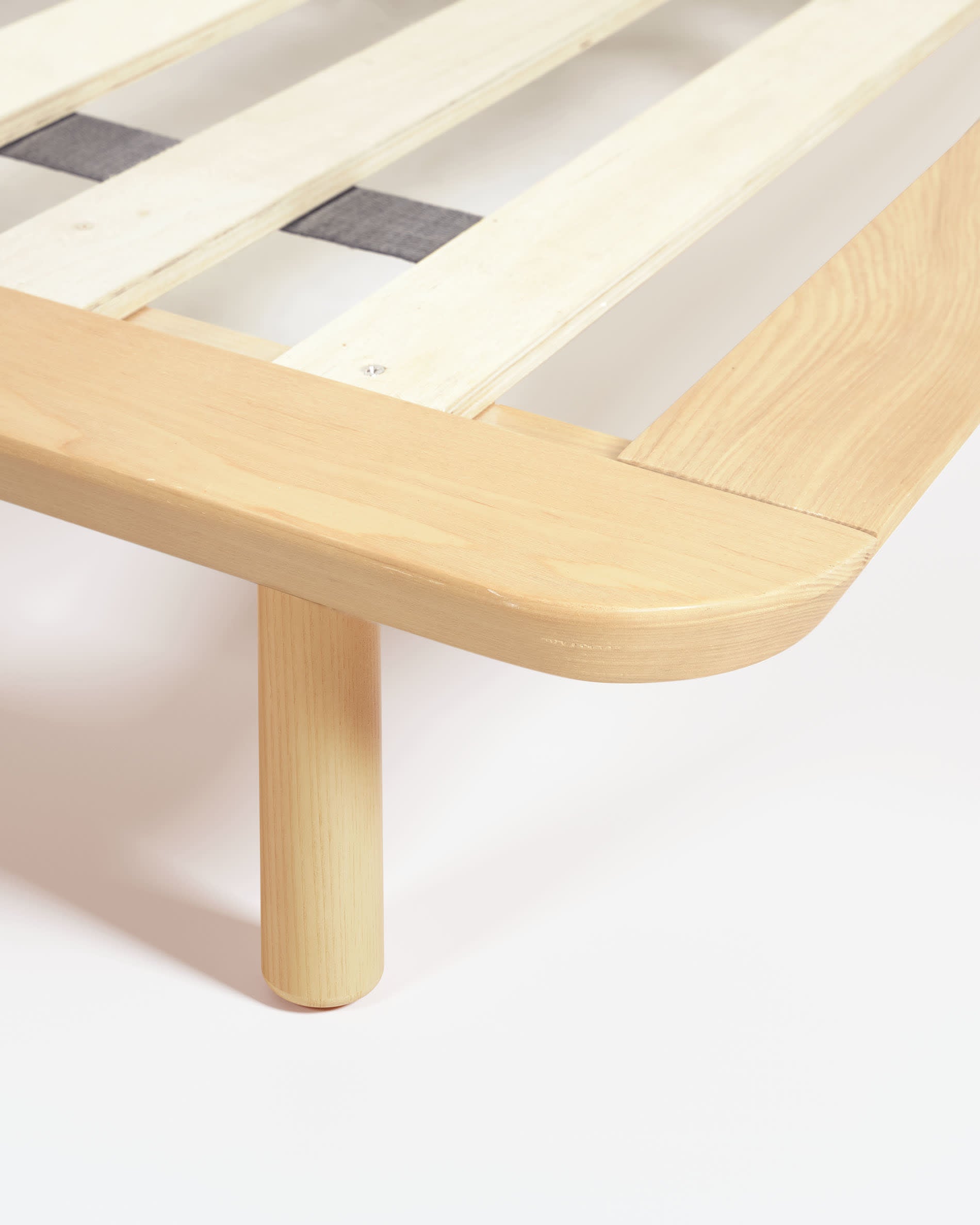 Entdecken Sie das Anielle Bett aus massiver Esche – ein elegantes, langlebiges Möbelstück für 180 x 200 cm Matratzen, das zeitlose Schönheit und Stabilität vereint.