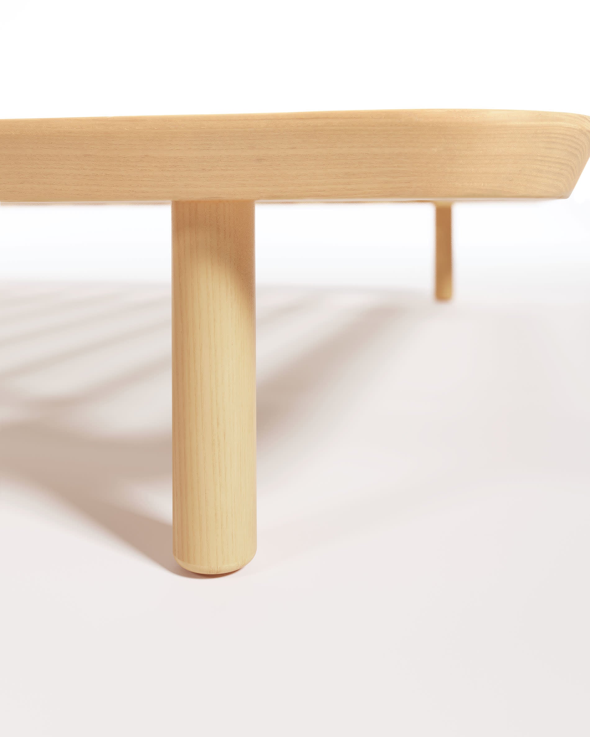 Erleben Sie das Anielle Bett aus massiver Esche: Ein stilvolles, robustes Möbelstück für 180 x 200 cm Matratzen, das Eleganz und natürliche Schönheit vereint.