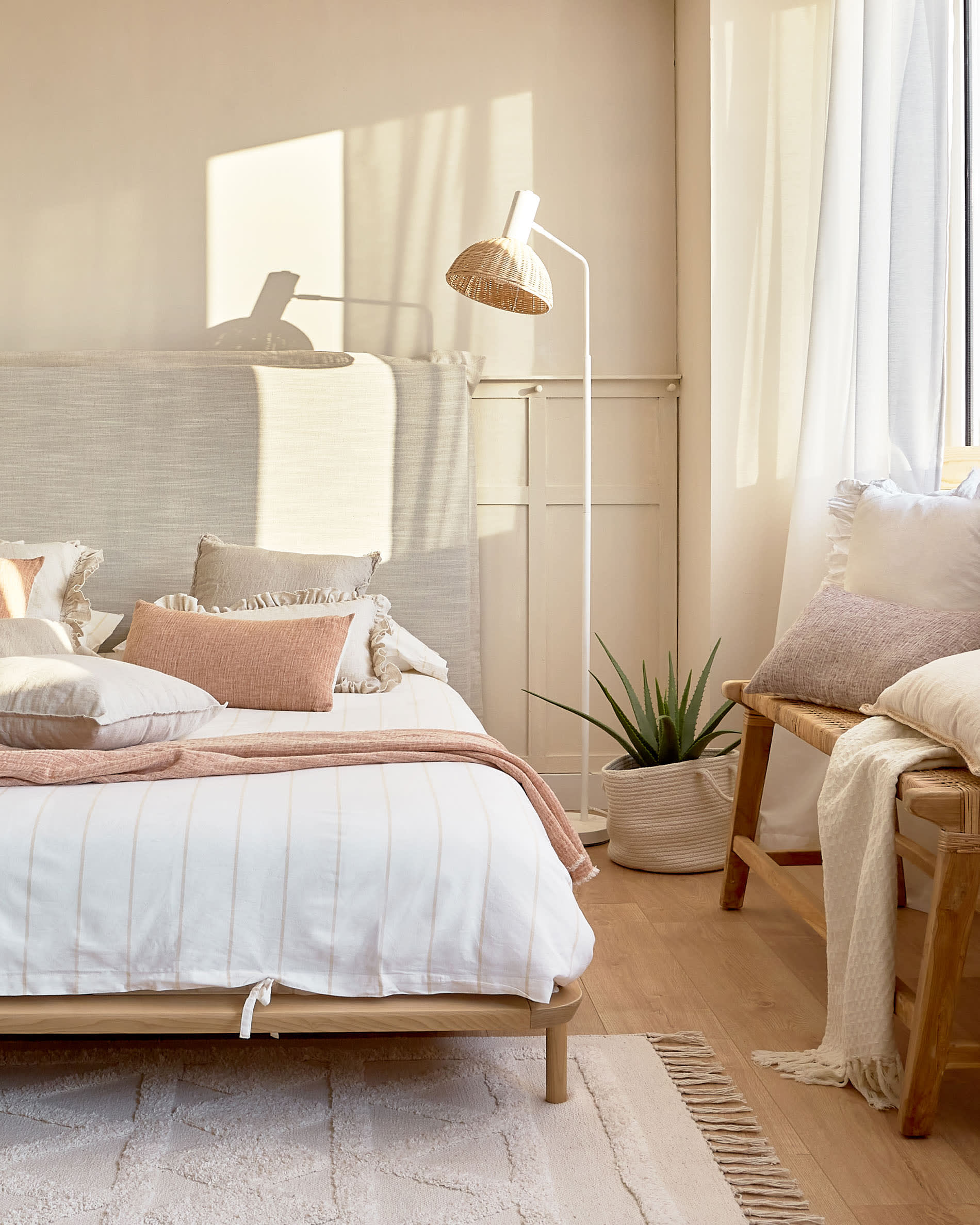 Massives Eschenholz-Bett Anielle von Kave Home, passend für 180x200 cm Matratzen, stilvoll und langlebig.