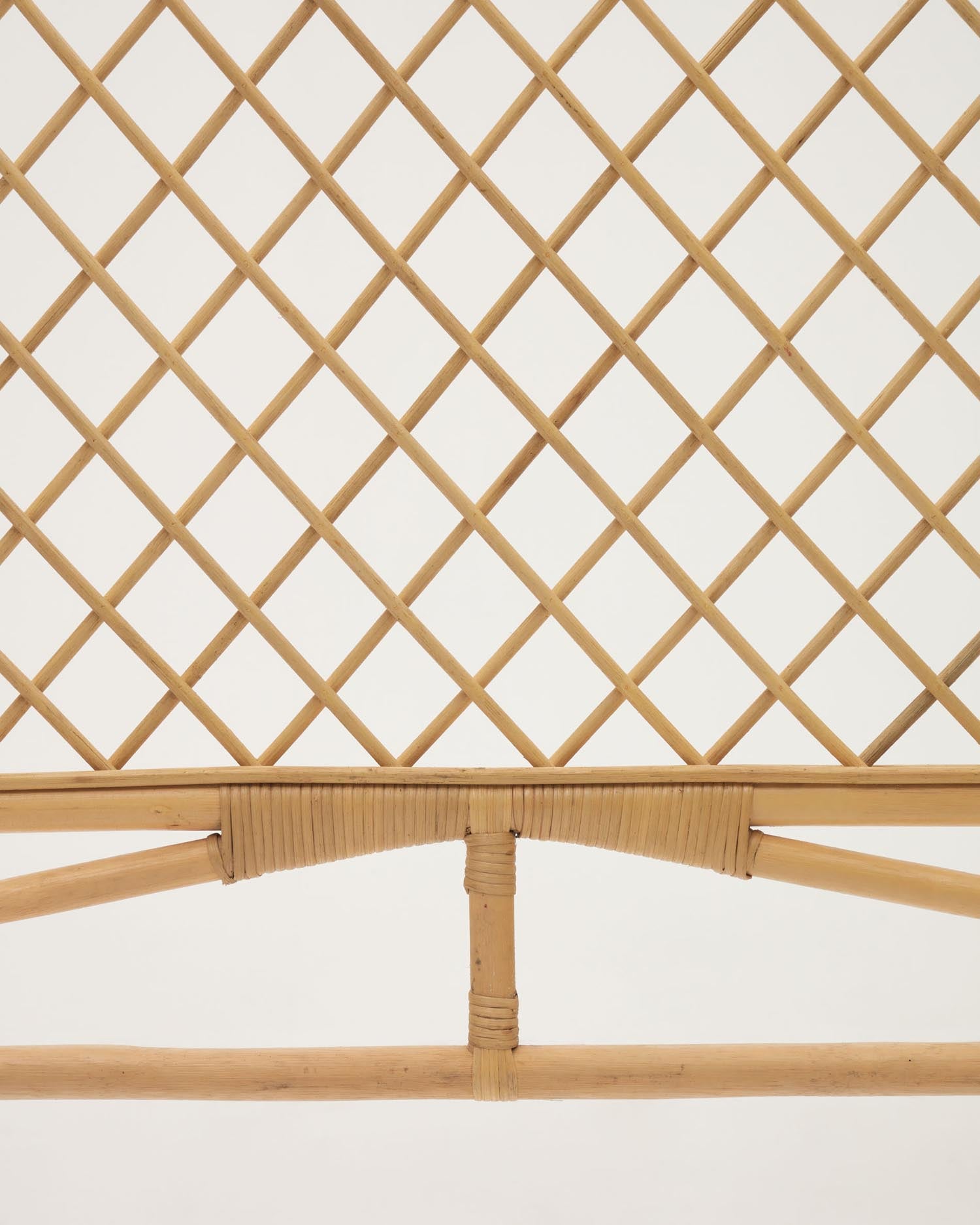 Stilvolles Bettkopfteil aus Rattan von Kave Home, 150 cm, mit natürlichem Finish. Perfekte Kombination aus Design und Nachhaltigkeit für Ihr Schlafzimmer.