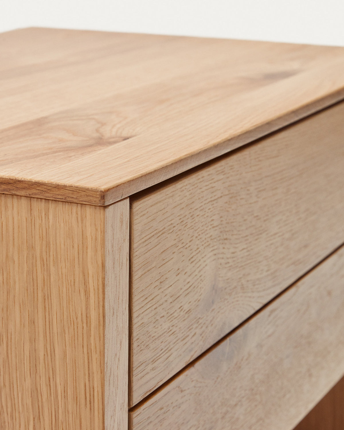Alguema Nachttisch Eichenfurnier natürliches Finish 60 x 50 cm in Natur präsentiert im Onlineshop von KAQTU Design AG. Nachttisch ist von Kave Home