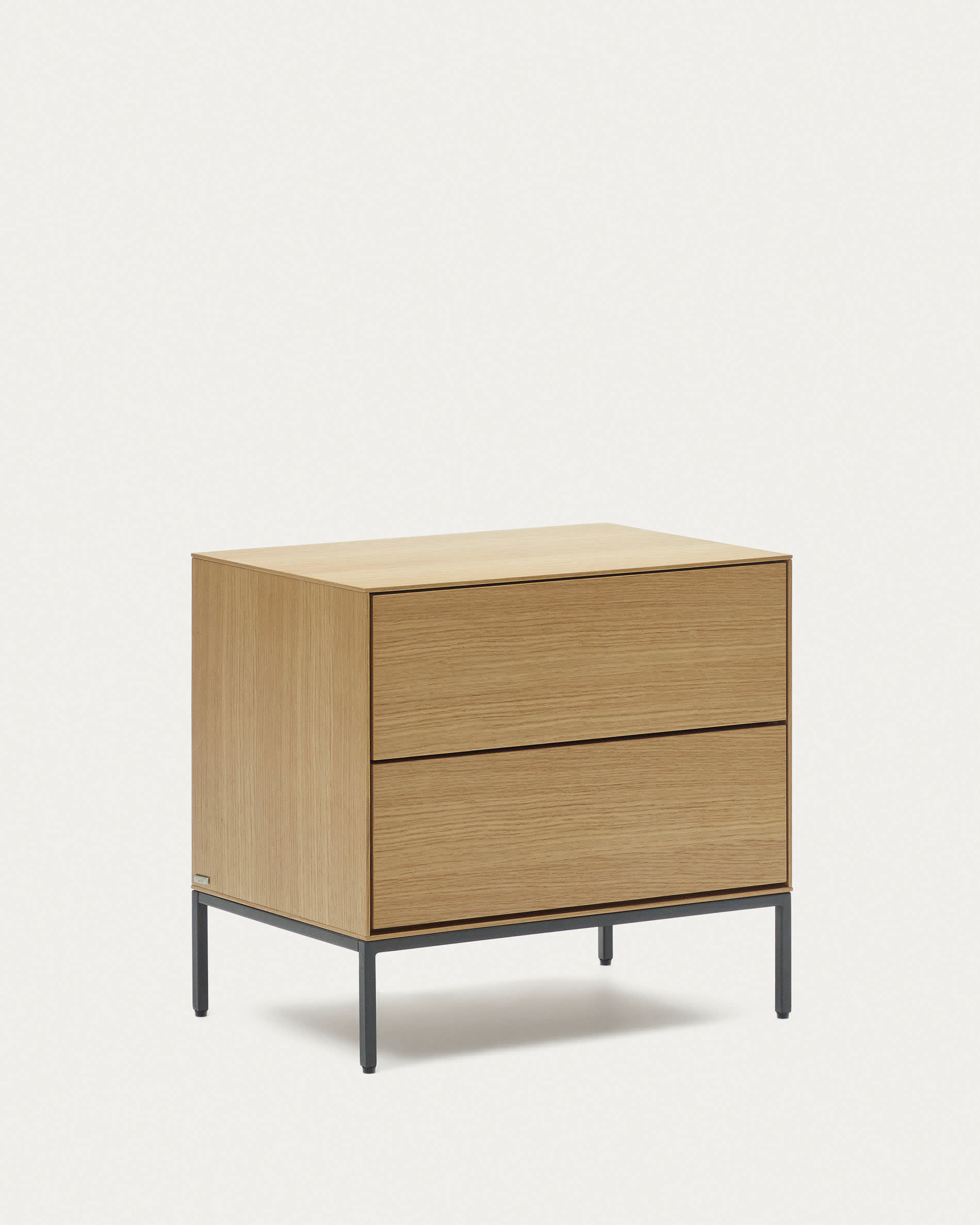 Eleganter Vedrana Nachttisch mit Eichenfurnier und schwarzen Stahlbeinen.