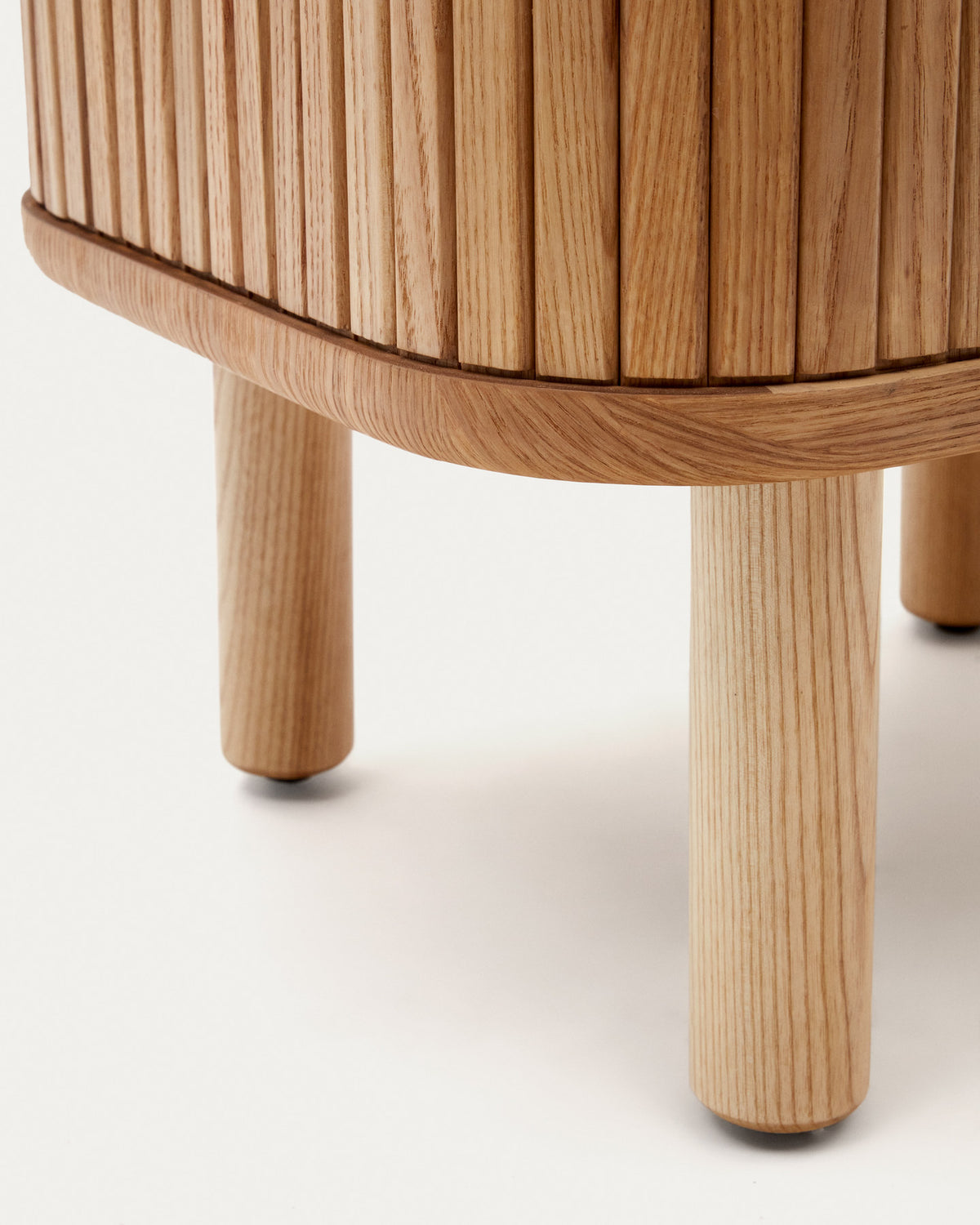 Nachttisch Mailen aus Eschenfurnier mit natürlichem Finish 50 x 55 cm in Natur präsentiert im Onlineshop von KAQTU Design AG. Nachttisch ist von Kave Home