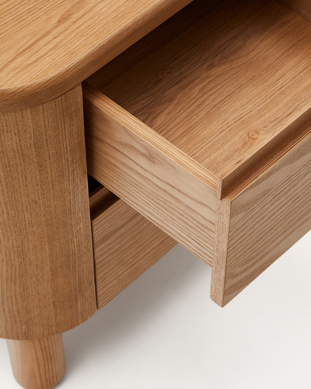 Salaya Nachttisch aus Eschenfurnier FSC Mix Credit 55 x 50 cm in Natur präsentiert im Onlineshop von KAQTU Design AG. Nachttisch ist von Kave Home