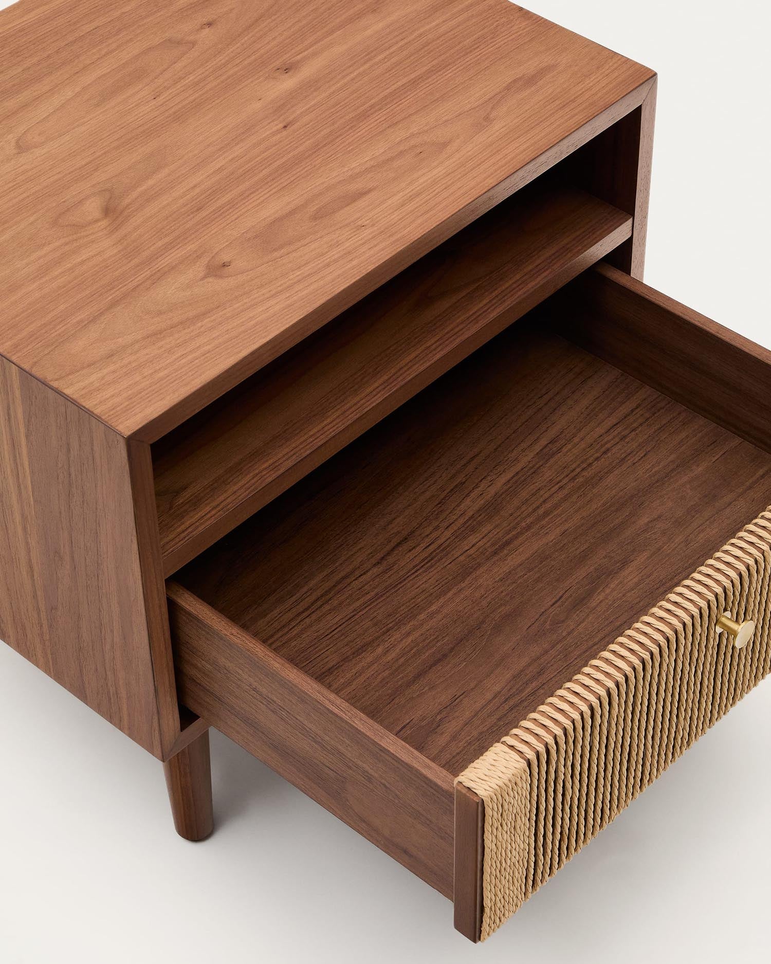 Eleganter Nachttisch Elan von Kave Home: Hergestellt aus FSC-zertifiziertem Walnussholz und Furnier, 51x45 cm, mit einzigartigen Seildetails für einen stilvollen Akzent.