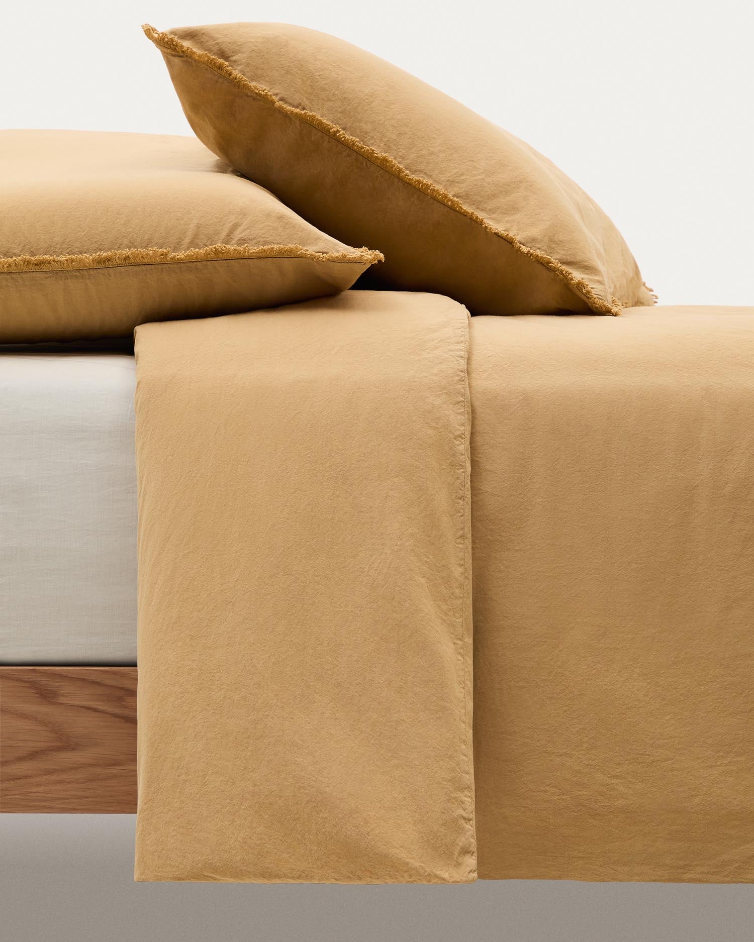 Set Sifinia Bettdecken- und Kopfkissenbezug aus 100% Baumwollperkal mit Fransen senffarben in Senfgelb präsentiert im Onlineshop von KAQTU Design AG. Deko Kissenbezug ist von Kave Home