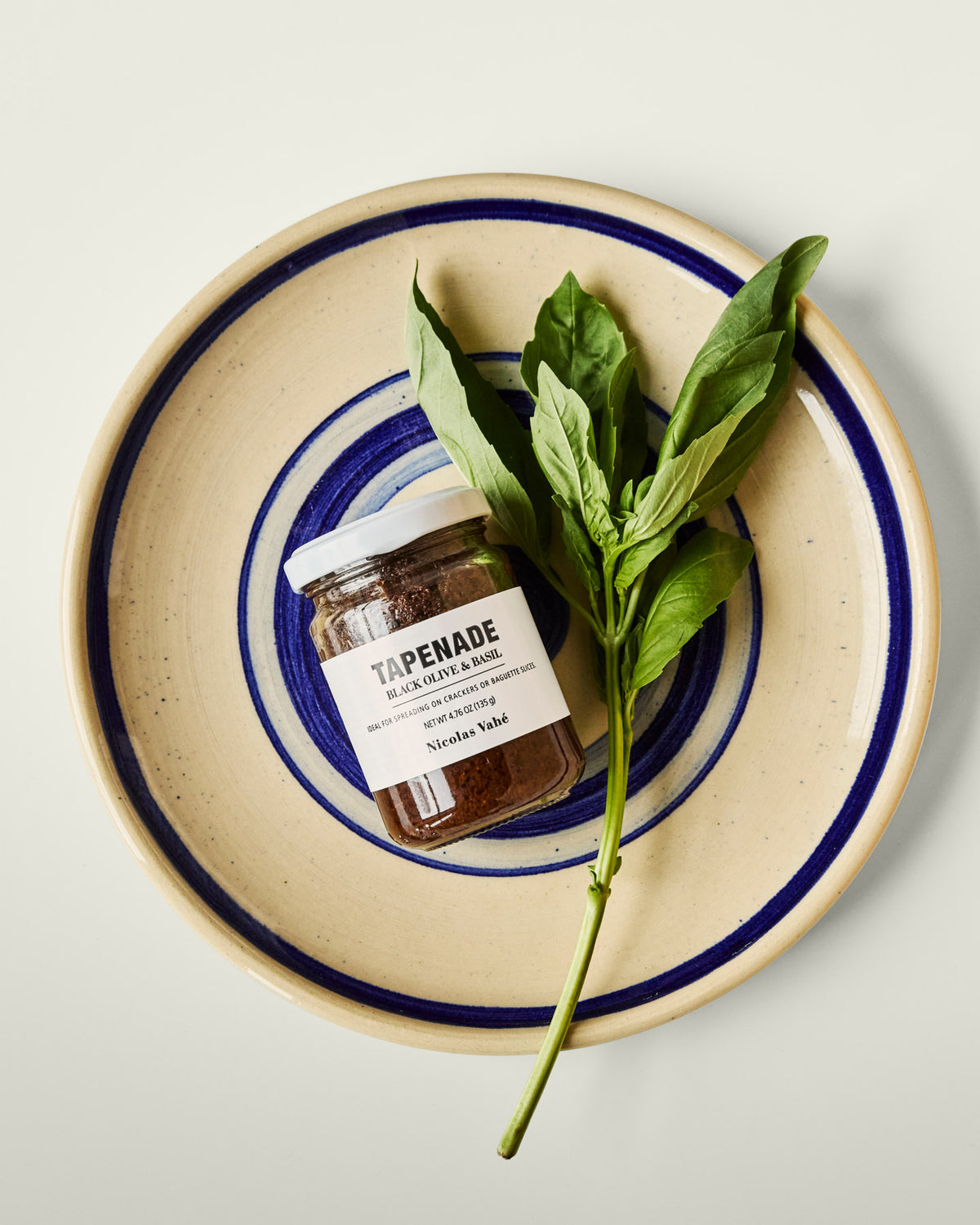 Tapenade, Black Olive & Basil in präsentiert im Onlineshop von KAQTU Design AG. Lebensmittel ist von Nicolas Vahé