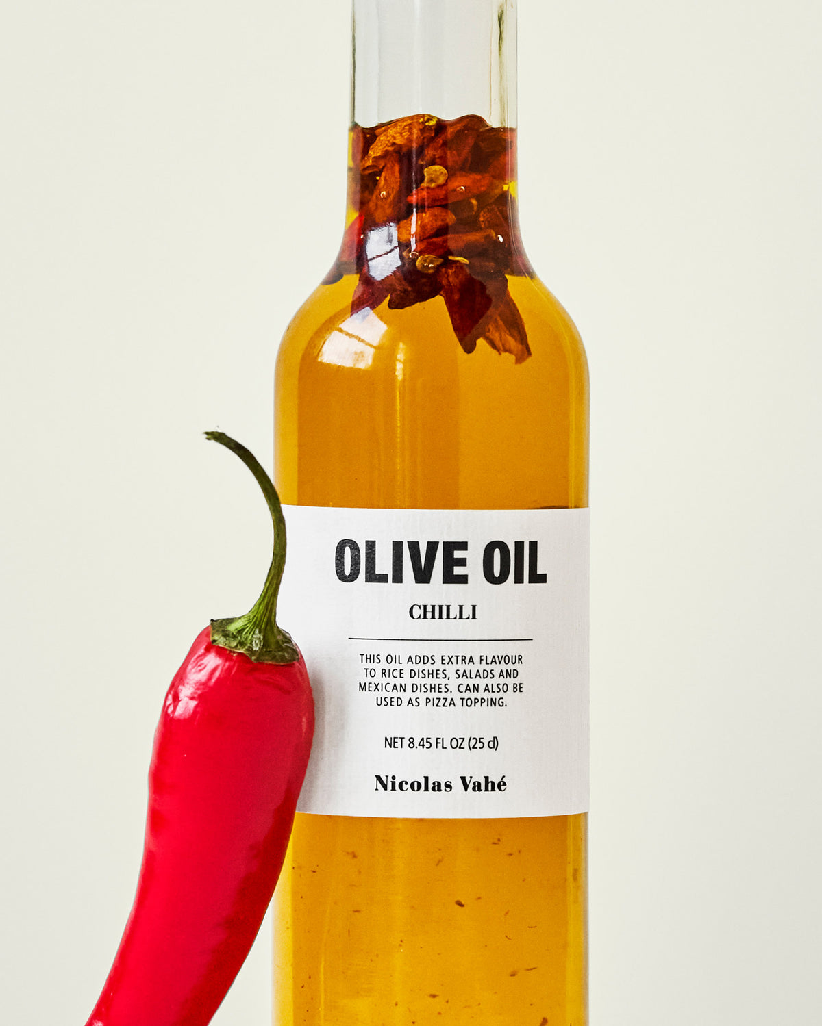 Olivenöl mit chilli in präsentiert im Onlineshop von KAQTU Design AG. Lebensmittel ist von Nicolas Vahé