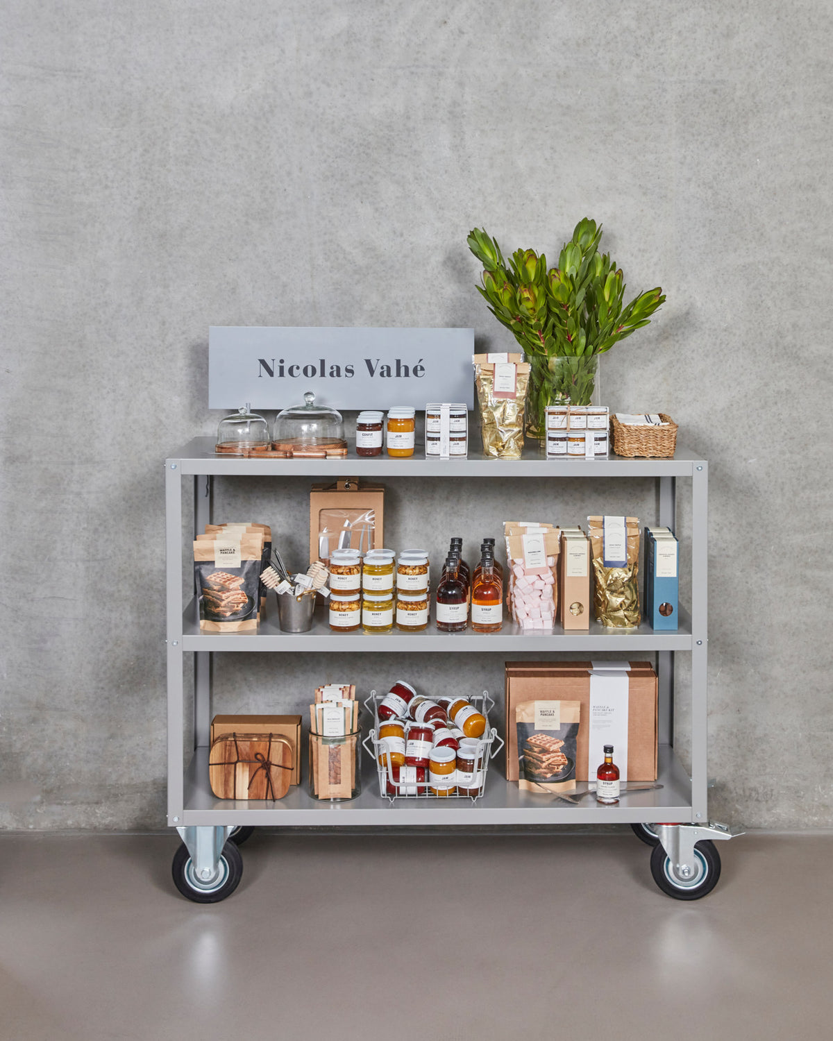 Regal mit 4 Rollen, NVTrolley, Grau in Grau präsentiert im Onlineshop von KAQTU Design AG. Servierwagen ist von Nicolas Vahé