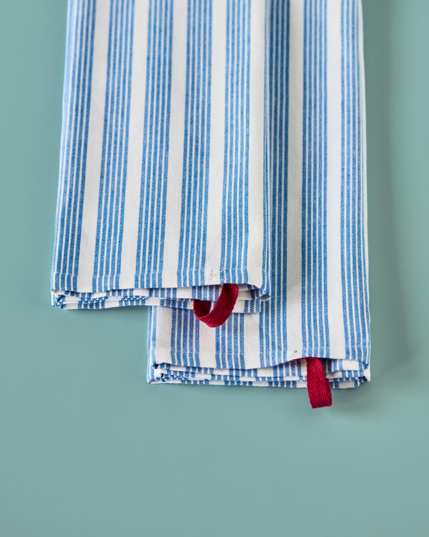 Entdecken Sie die eleganten Geschirrhandtücher NVChef in Blau-Weiß von Nicolas Vahé. Hochwertige Baumwolle, stilvolles Design und vielseitige Einsatzmöglichkeiten für Ihre Küche.