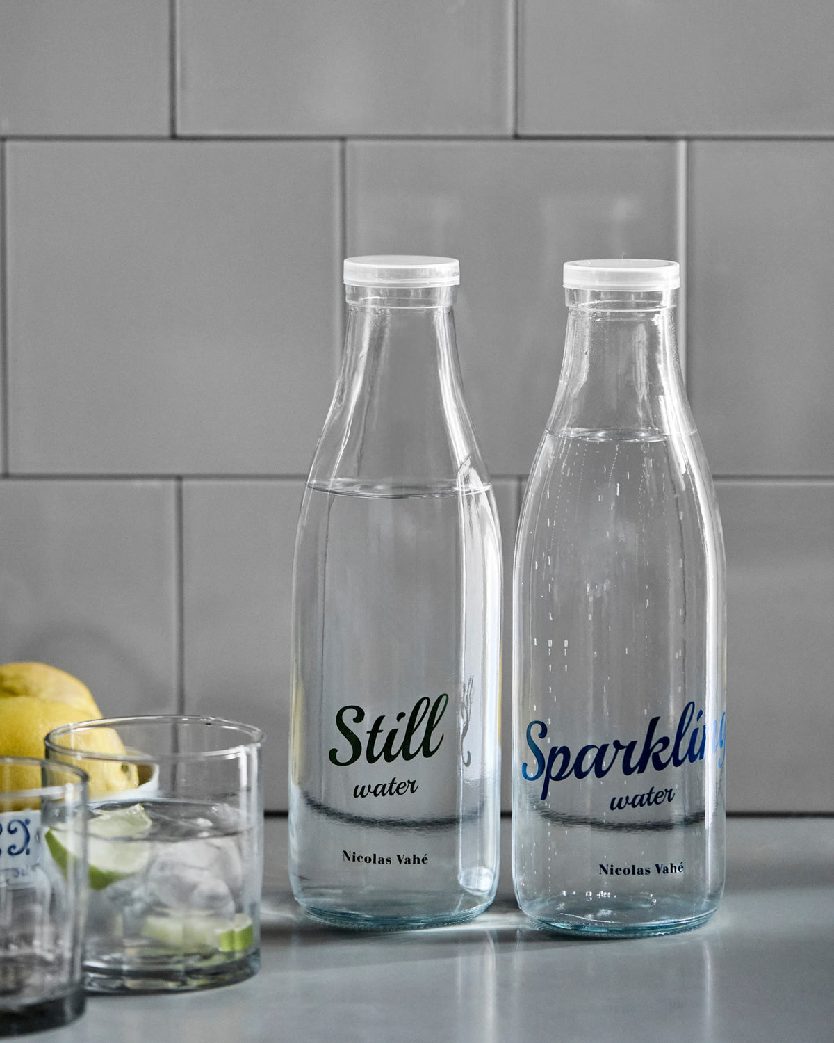 Flasche mit Deckel, NVWater, Klar in Klar präsentiert im Onlineshop von KAQTU Design AG. Kanne ist von Nicolas Vahé