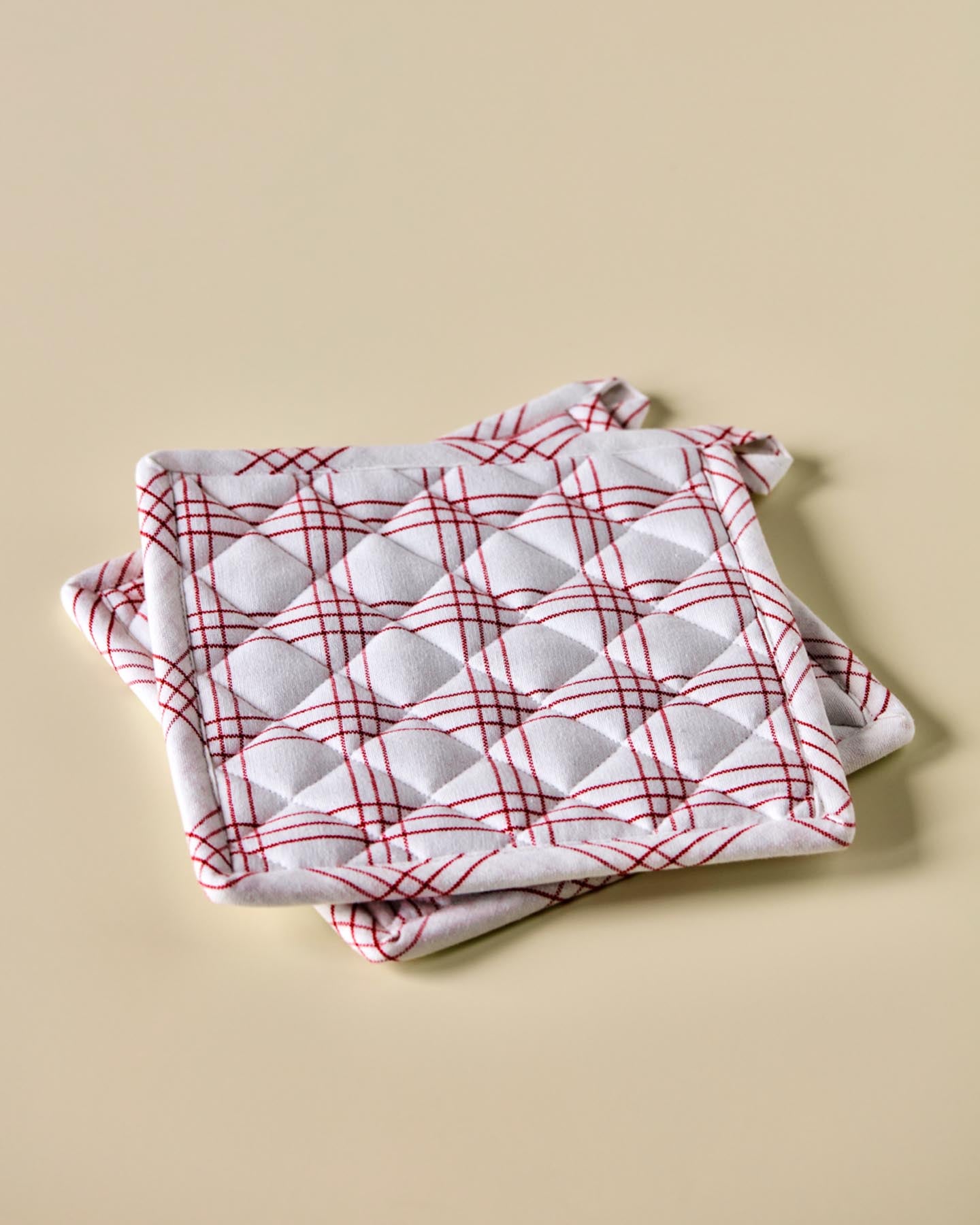 Entdecken Sie die eleganten Topflappen NVChef in Rot von Nicolas Vahé – stilvoll, funktional und perfekt für jede Küche!