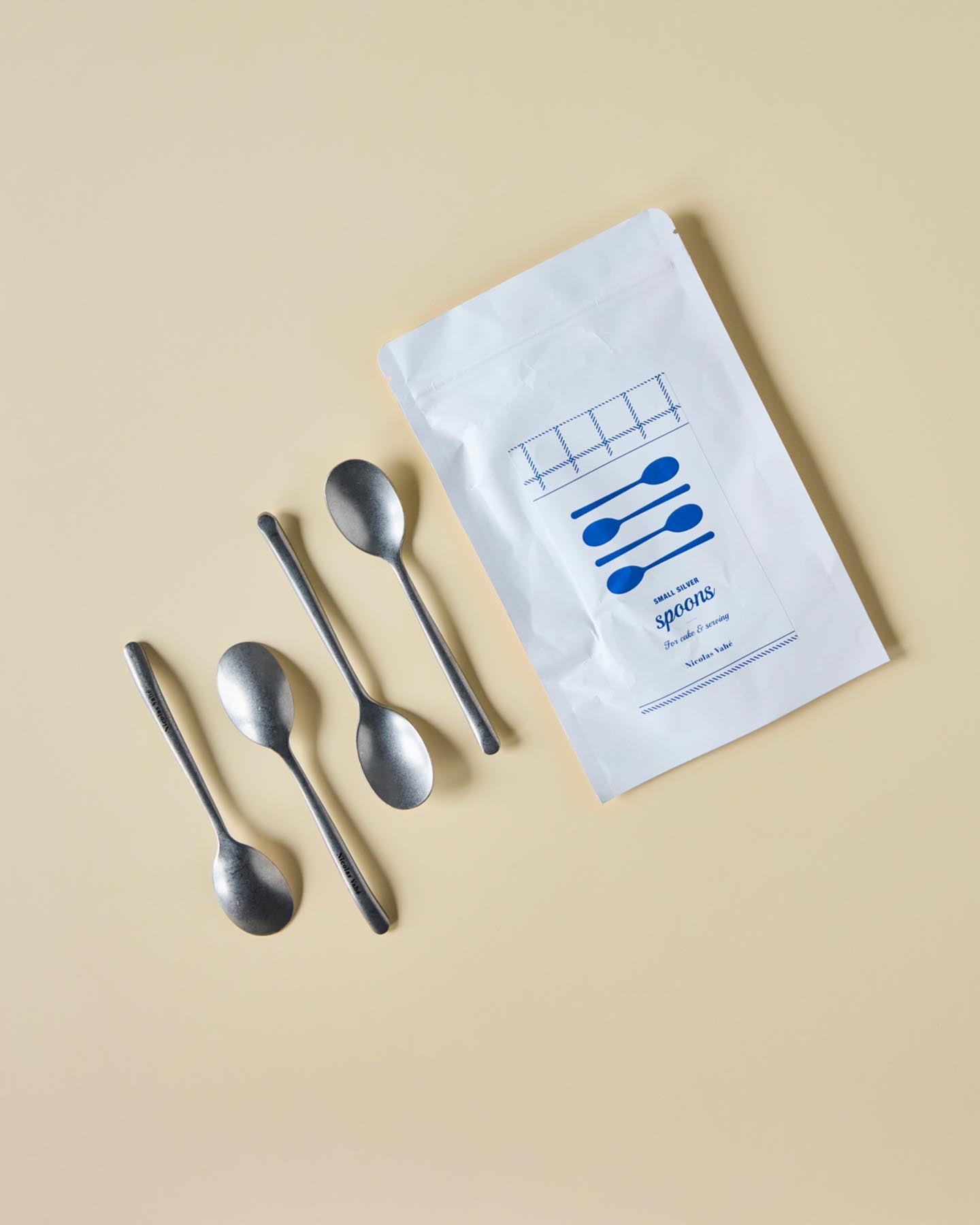 Verleihen Sie Ihrem Tisch mit den stilvollen Teelöffeln im Antiksilber-Finish von Nicolas Vahé einen eleganten Akzent. Perfekt für jede Gelegenheit!