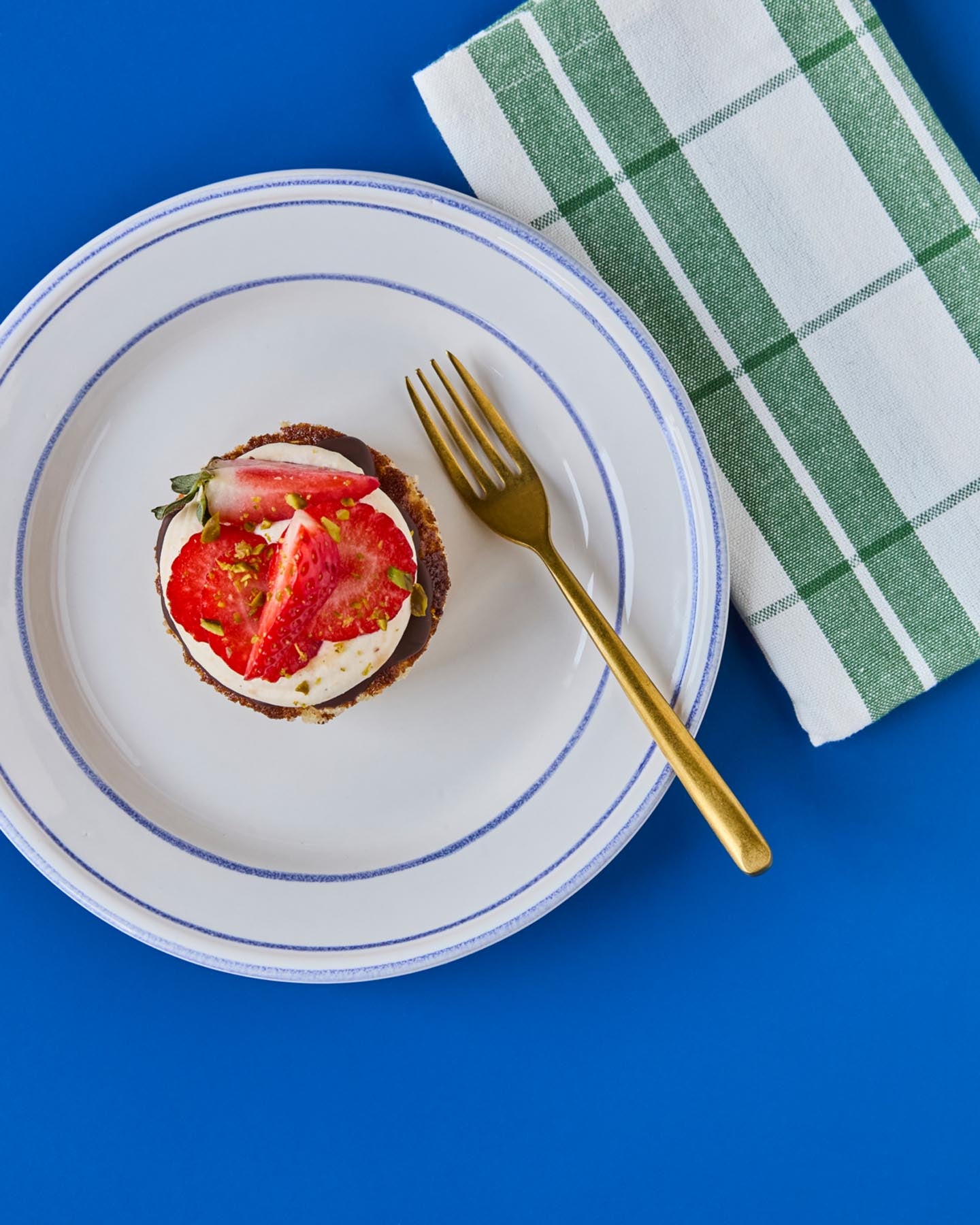 Verleihen Sie Ihrer Kaffeetafel mit den eleganten Kuchengabeln NVCake von Nicolas Vahé im antikgoldenen Finish einen Hauch von Luxus.