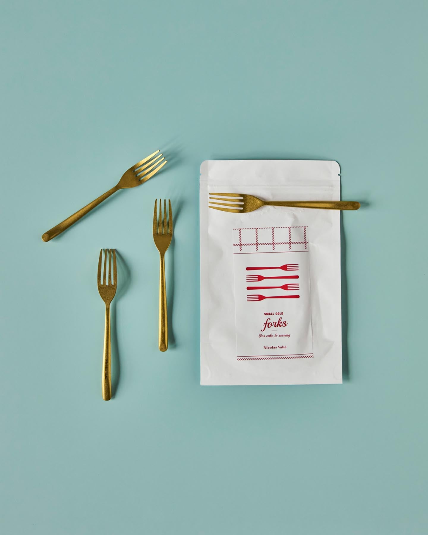 Setzen Sie stilvolle Akzente auf Ihrer Kaffeetafel mit den edlen Kuchengabeln NVCake von Nicolas Vahé, die durch ihr antikgoldenes Finish bestechen.