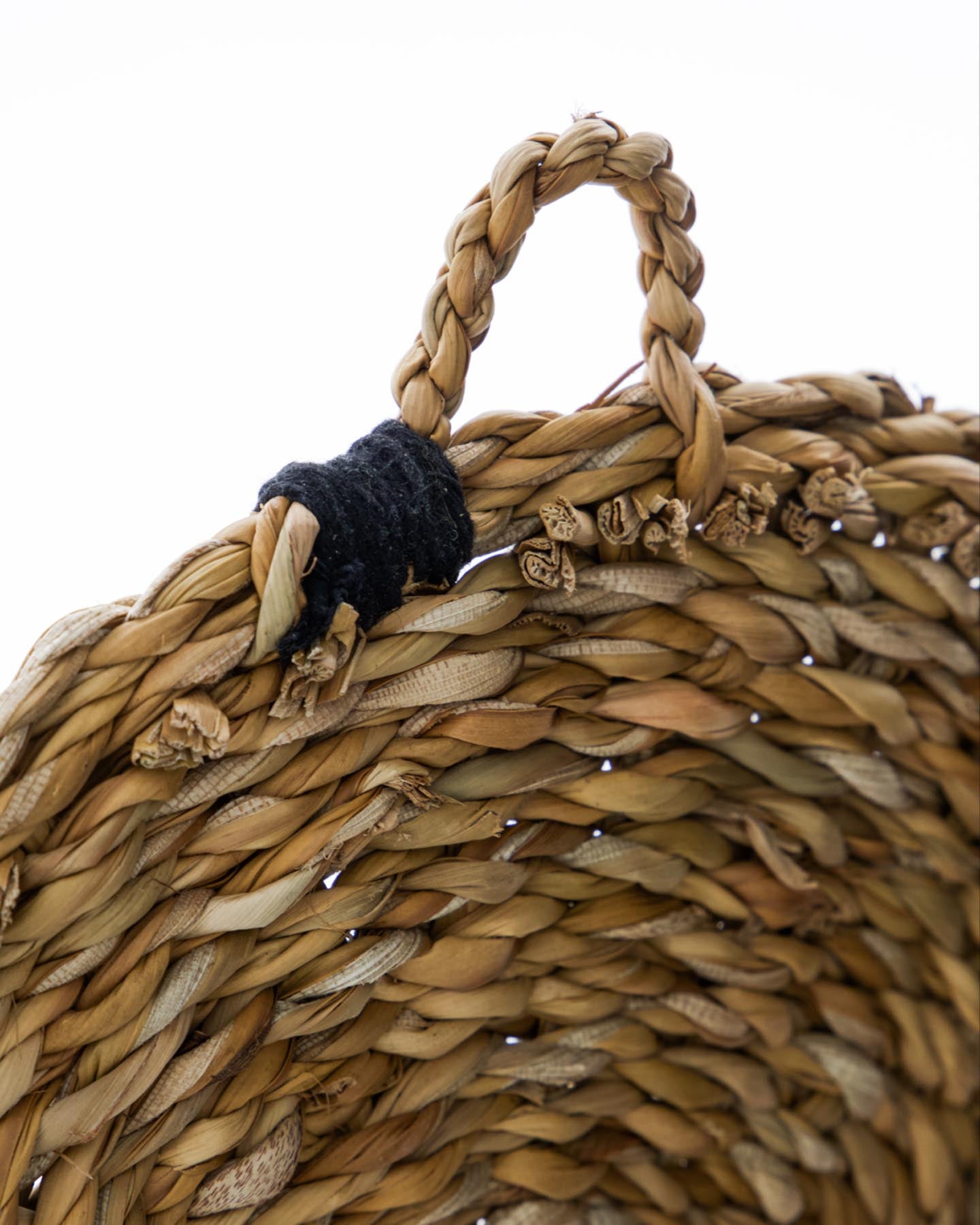 Schützen Sie Ihre Oberflächen mit den eleganten Untersetzern NVNaba aus naturbelassener Jute von Nicolas Vahé – ideal für jeden Anlass!