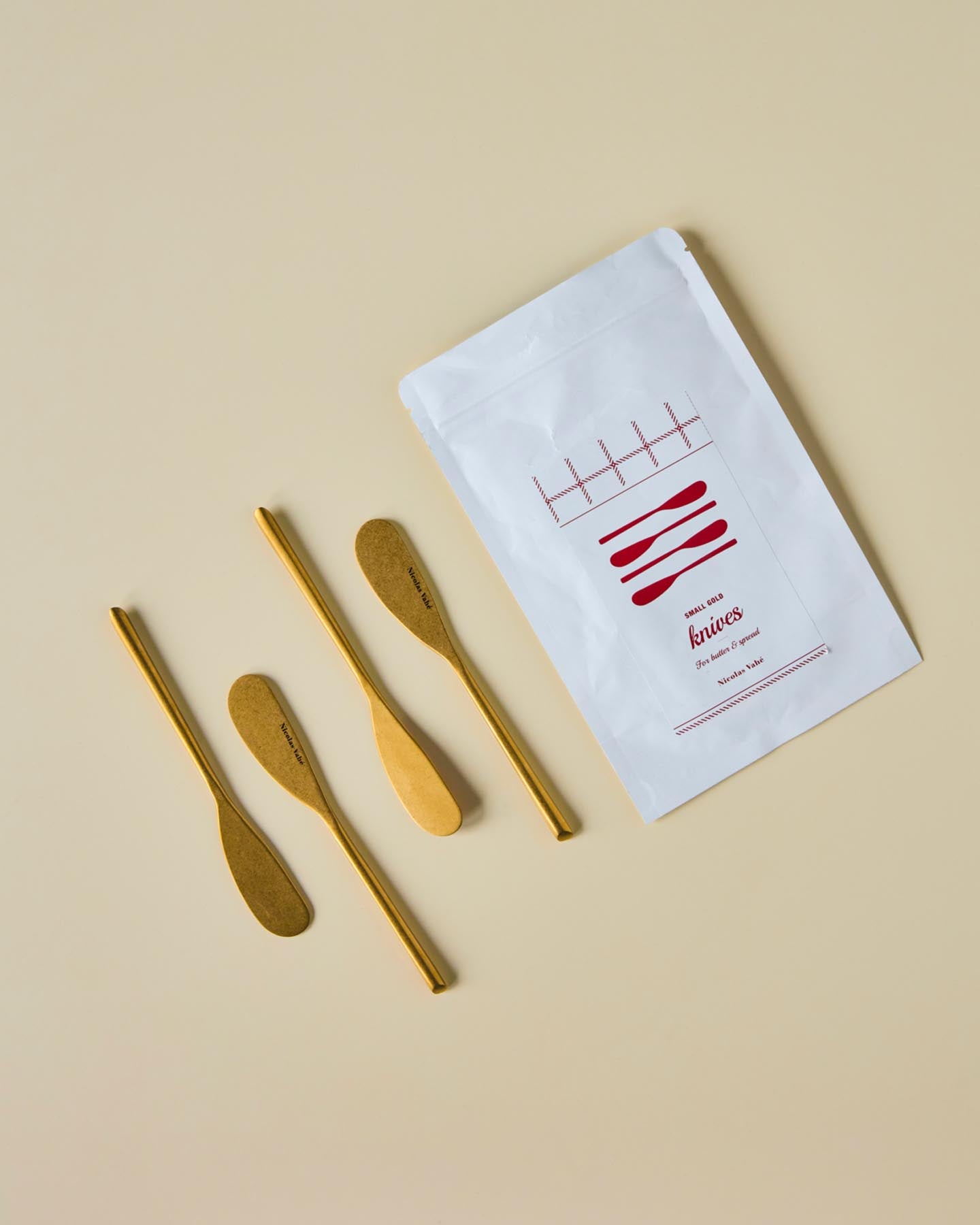 Verleihen Sie Ihrem Tisch mit dem Buttermesser-Set NVDaily von Nicolas Vahé in antikgoldenem Finish einen Hauch von Eleganz. Ideal für jeden Anlass!