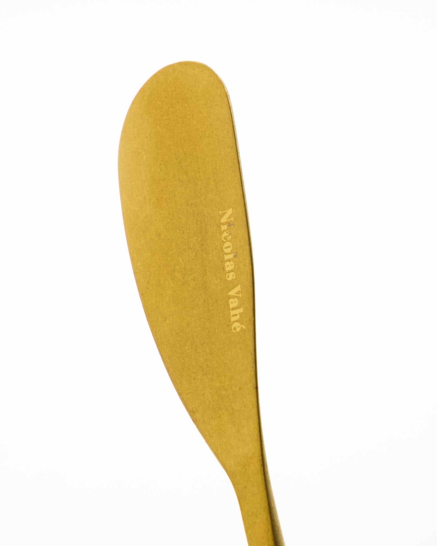 Verleihen Sie Ihrem Tisch mit dem Buttermesser-Set NVDaily von Nicolas Vahé einen Hauch von Eleganz. Antikgoldenes Design, ideal für jeden Anlass!
