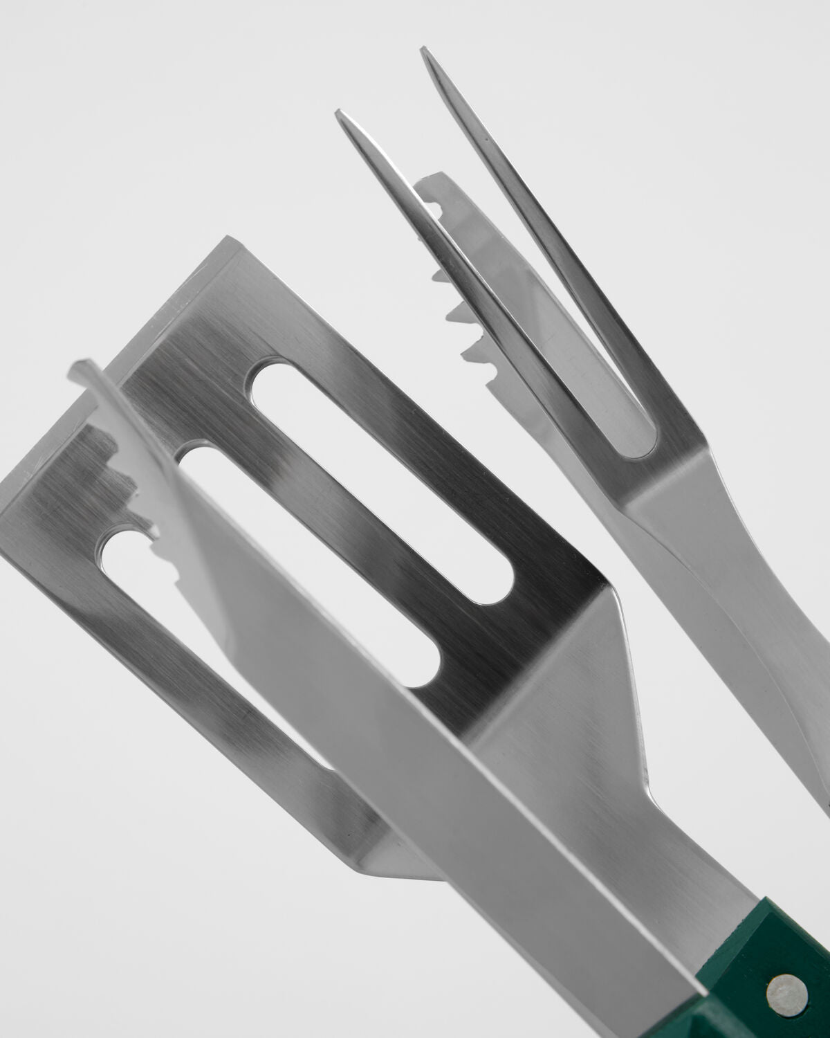 Hochwertiges Grill-Set in lebhaftem Grün von Nicolas Vahé, perfekt ausgestattet für unvergessliche Grillpartys und kulinarische Abenteuer im Freien.