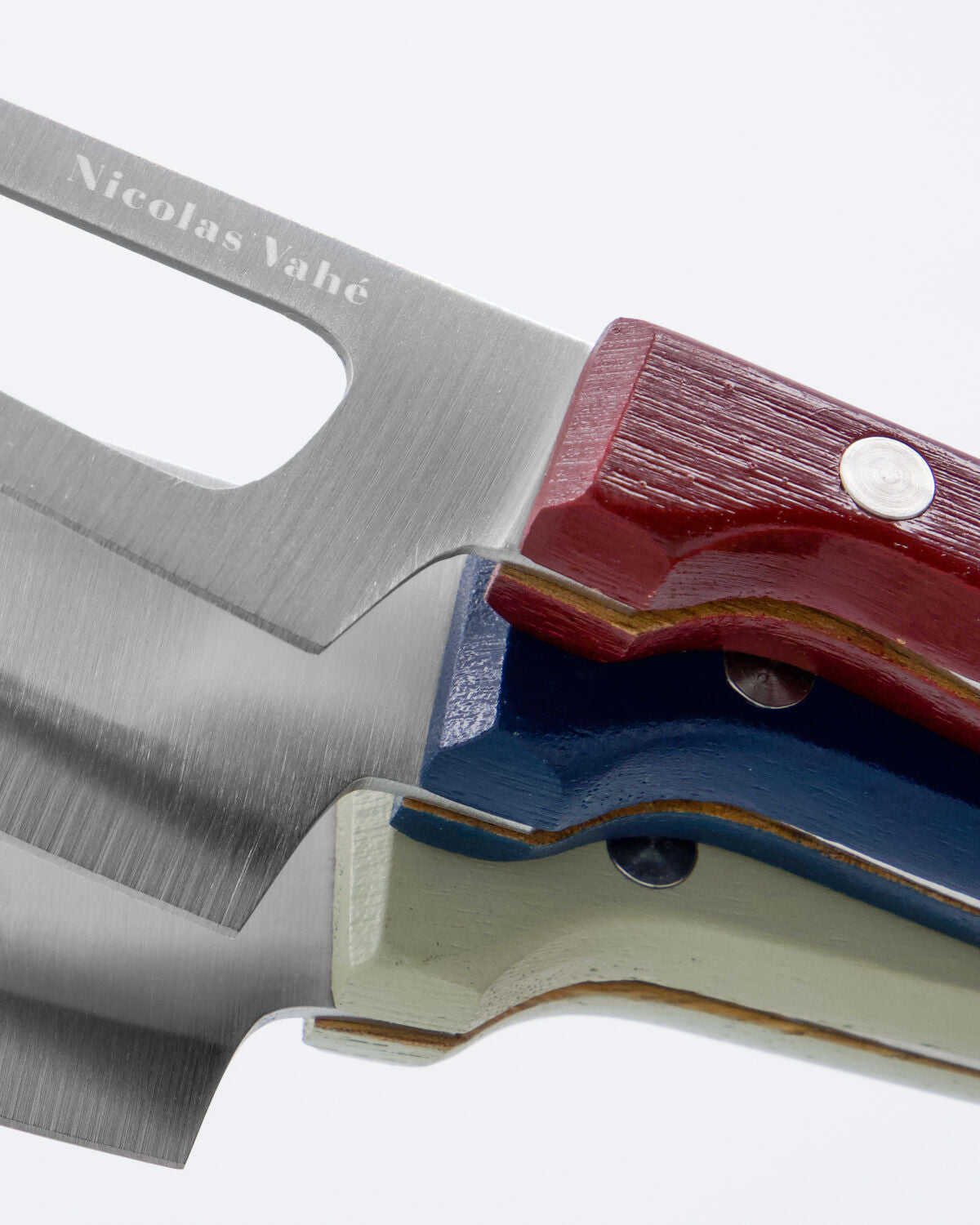 Hochwertiges Käsemesser von Nicolas Vahé in ansprechenden Farben Weiß, Blau und Rot, perfekt für Käseliebhaber und stilvolle Anlässe.