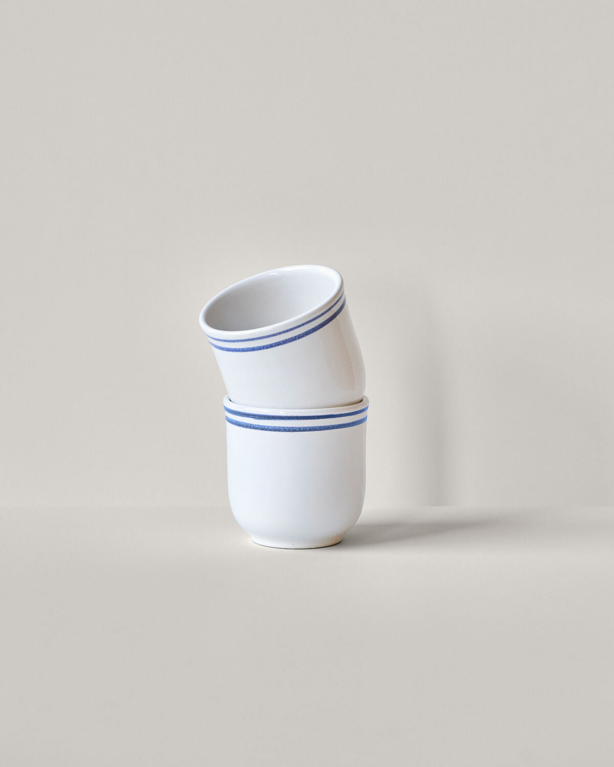 Elegante Tasse in Blau und Weiß aus der NVBistro-Serie von Nicolas Vahé, ideal für stilvolles Servieren von Getränken.