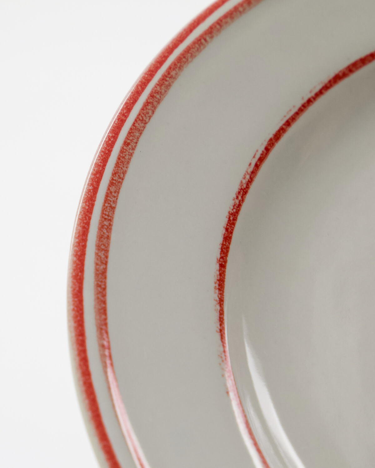 Stilvoller Teller der NVBistro-Kollektion von Nicolas Vahé in ansprechendem Rot und Weiß, perfekt für festliche Anlässe und kreative Präsentationen.
