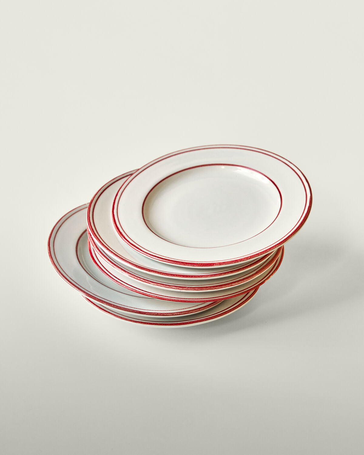 Eleganter Teller aus der NVBistro-Serie von Nicolas Vahé in Rot und Weiß, ideal für stilvolle Tischdekoration und kulinarische Genüsse.