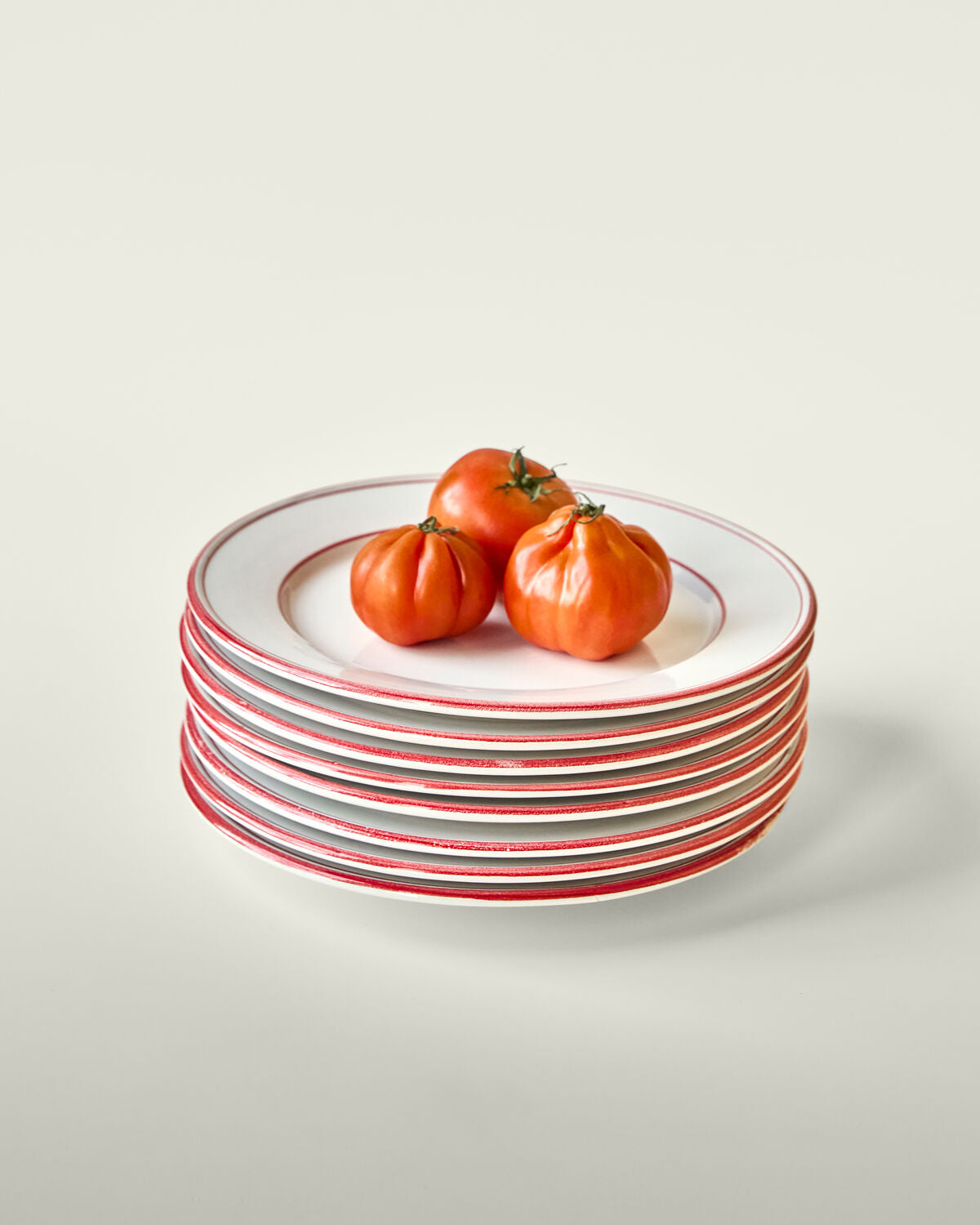 Stilvoller Teller der NVBistro-Kollektion von Nicolas Vahé in strahlendem Rot und Weiß, perfekt für festliche Anlässe und kreative Präsentationen.