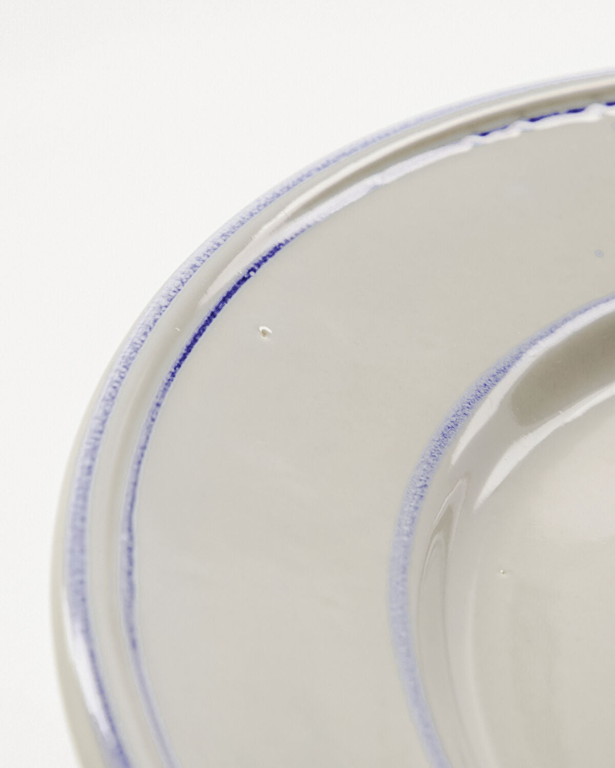 Eleganter Teller in Blau und Weiß aus der NVBistro-Serie von Nicolas Vahé, ideal für besondere Anlässe und geschmackvolle Tischdekoration.