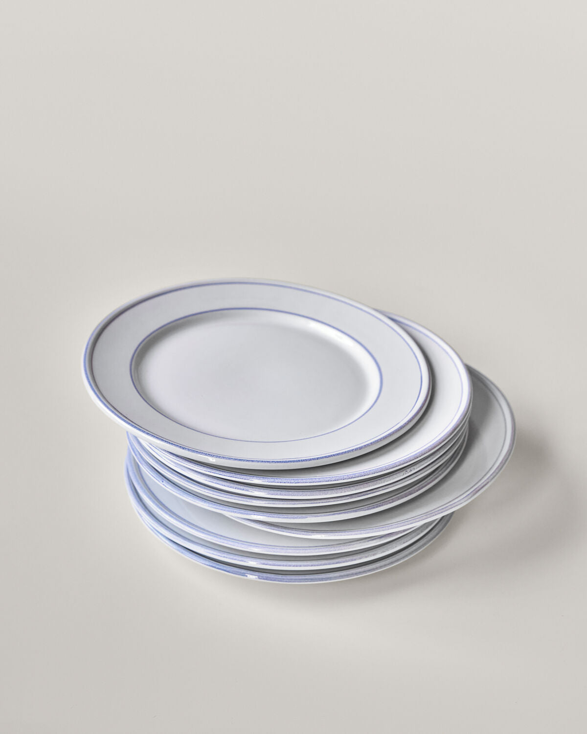 Schöner Teller in Blau und Weiß aus der NVBistro-Kollektion von Nicolas Vahé, perfekt für festliche Anlässe und stilvolle Tischgestaltung.