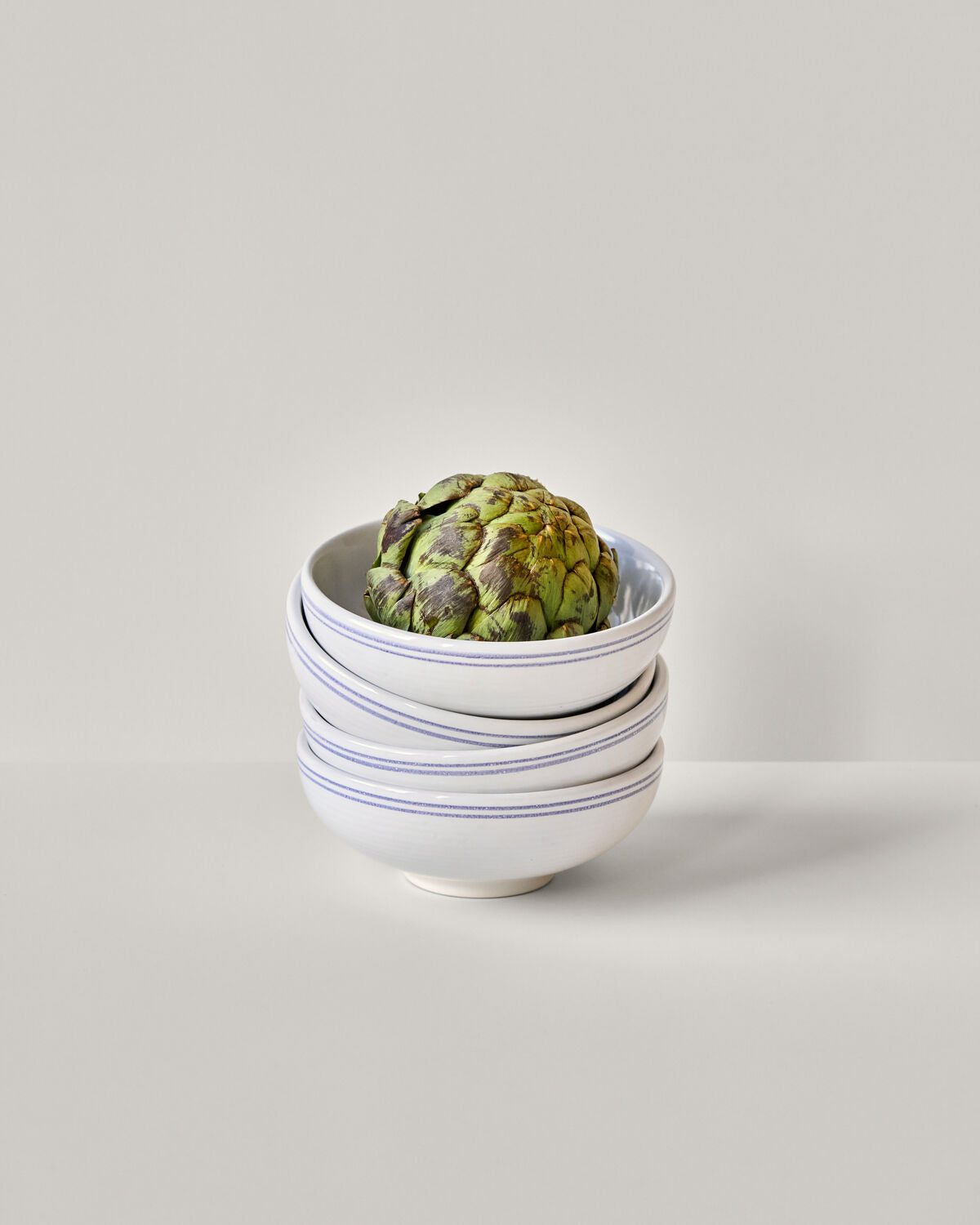 Elegante NVBistro Schüssel in Blau und Weiß von Nicolas Vahé, ideal für stilvolle Tischdekoration und Servieren von Speisen.